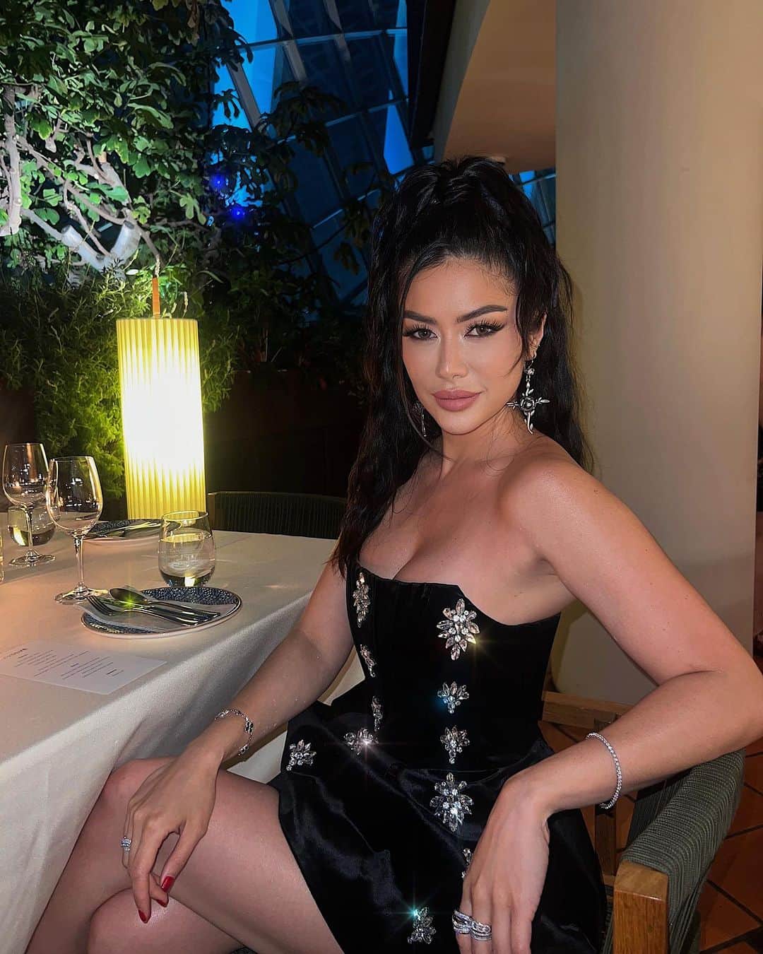 キム・リーさんのインスタグラム写真 - (キム・リーInstagram)「In Singapore with @revolve 🖤 #revolvearoundtheworld」11月18日 6時45分 - kimlee
