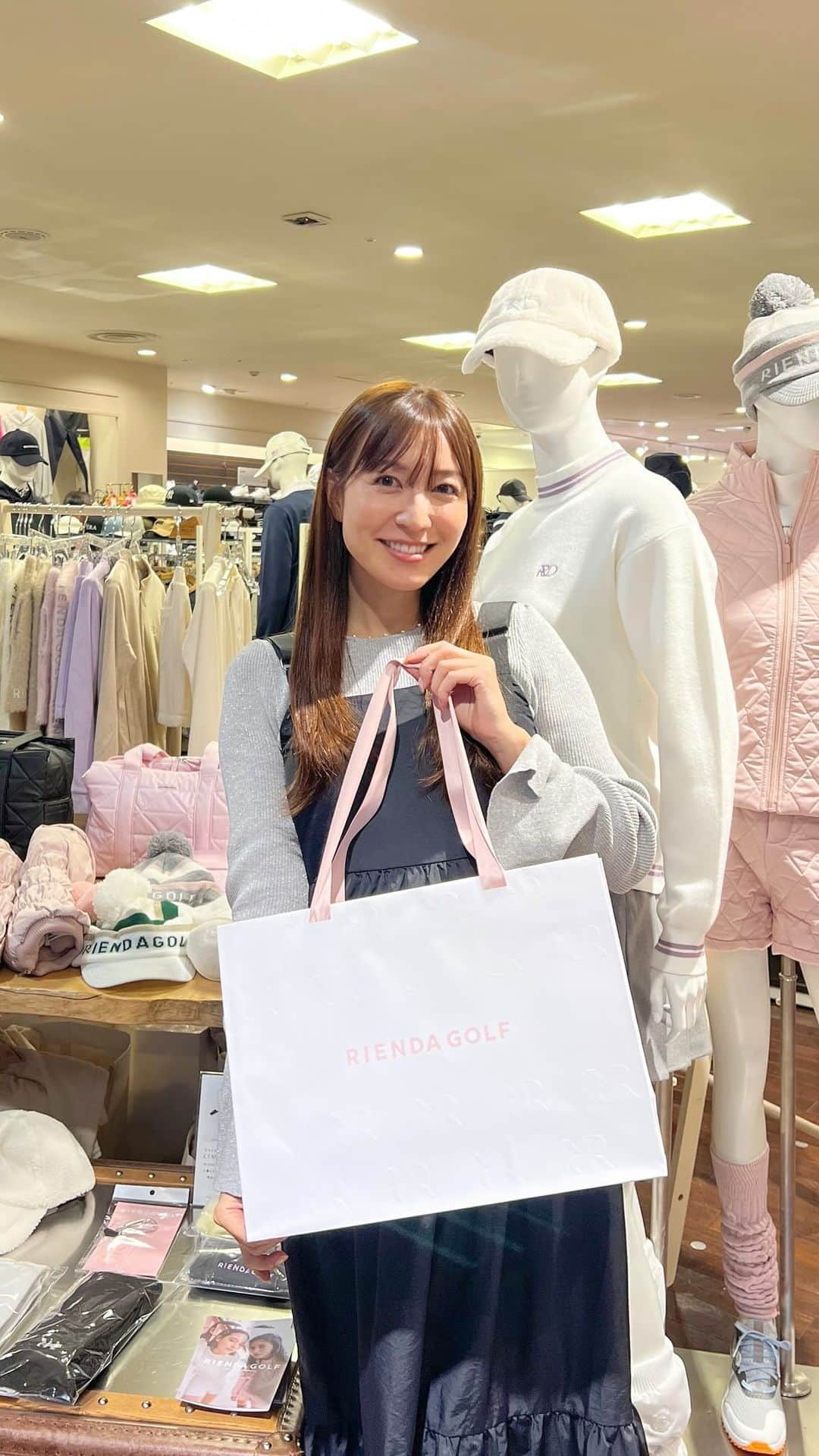 高沢奈苗のインスタグラム：「.  @rienda_golf  恵比寿のダブルイーグルにてPOPUPSTOREやってるよ〜🤍（11/17〜11/25まで）  かわいいウェアと小物が充実🎀 購入特典のノベルティもかわいかった😍✨  私は小物をGETしたのでまた紹介しますっ🩷🩷🩷  .  .  #riendagolf #goflfashion #doubleeagle #popupstore  #リエンダゴルフ #ゴルフ女子 #冬ゴルフ #ゴルフファッション #ダブルイーグル恵比寿 #期間限定イベント #PR」