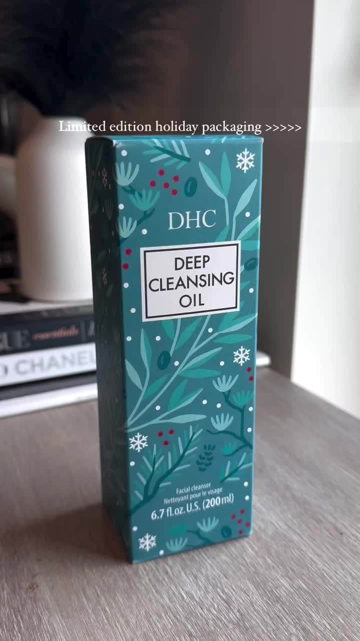 DHC Skincareのインスタグラム：「Our Deep Cleansing Oil holiday packaging is stealing the spotlight this season 🤩 ⁣ Have you grabbed yours yet?  @brunette_beautyjournal」