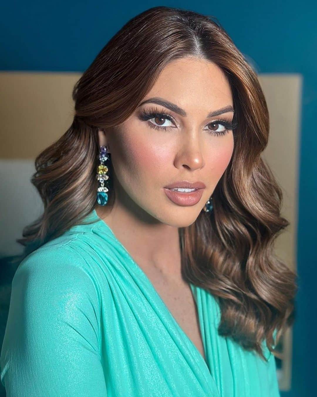 María Gabriela Isler Moralesのインスタグラム：「Ayer fue un dia lleno de actividades en #ElSalvador 💖.  Durante toda la mañana tuvimos un encuentro de directores nacionales con el equipo de @missuniverse y sus aliados, y luego en la noche pudimos disfrutar del show de trajes típicos ✨   ¿Saben que ya mañana se celebra la noche final de @missuniverse no? 🙌🏼 Todos a apoyar a nuestra reina 🇻🇪  Braga: @winmolina  Vestido: @sur_milugarfavorito  MUA para look de noche: @luisvegabeauty @mkup_matt 🥰 Gracias por consentirme」