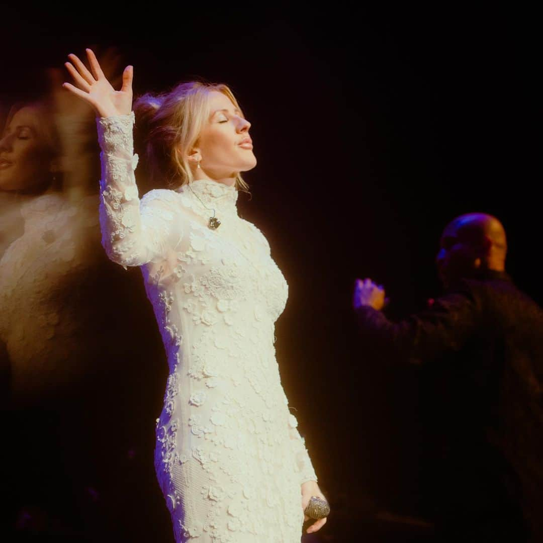 エリー・ゴールディングのインスタグラム：「Night one at the @kingsbklyn with The Wordless music Orchestra and conducted by Derrick Skye ✨✨✨ This has been my career-long dream, and to start at one of the most iconic venues in the world was so overwhelming I actually couldn’t stop laughing on stage at how incredible it all was. I am so lucky to do what I do and work with such great talent. Wearing @carolinaherrera  Hair @davidvoncannon  Make up @misha212  📷 @nicolemago / @juliadrummond」