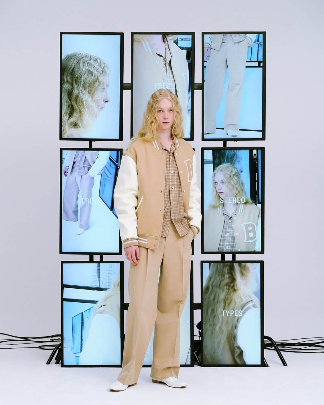 ビューティフルピープルさんのインスタグラム写真 - (ビューティフルピープルInstagram)「Pre-Spring 2024 Collection⁠ "FREE FROM STEREOTYPES"⁠ ⁠ ◻︎brokenrever award jacket⁠ color: ⁠beige/navy ⁠ size: 34/36/38/40/42⁠ ※Navyは数量限定色⁠ ⁠ ライダースの立体的なシルエットで作られたアワードジャケット⁠。肩や袖の丸み、着丈の前後差を加えたフォルムで、スクールカルチャーからくるジャケットを洗練された大人のシルエットへと昇華⁠しています。⁠ ビューティフルピープルのライダースジャケットに取り入れている後肩にライン入りのリブをあしらったアクションプリーツがポイント⁠です。⁠ 異素材使いの袖には柔らかいニュージーランド産のラムレザーを使用⁠しています。左胸のシャープなフォントを採用したサガラ刺しゅうワッペンとリブは、ボディと同じ糸を使用することで一体感のあるデザインに。⁠ ⁠ ⁠ －－－⁠ ⁠ 固定概念から自由になる。⁠ ⁠ 私たちには「英国的だね」「西海岸の雰囲気だ」 ⁠ というステレオタイプのイメージが存在する。⁠ ⁠ それは玄人にも素人にも。⁠ ⁠ ステレオタイプを逆手にとって、⁠ 自由なクリエーションを表現しよう。⁠ ⁠ 普遍的な視点を変えるとどうなるのだろうか。⁠ ⁠⁠ 正面ではない別の角度からとらえることで昇華するパターン。⁠ ディテールを異なる位置、異なる素材に置き換えることで生まれる新たなデザイン。⁠ ⁠ 固定された概念から解き放たれ、 ⁠ 新しいものさしを携えるコレクション。⁠ ⁠ ⁠ What happens when you reverse the stereotypes and express your free creation?⁠ What happens when you change the universal point of view?⁠ ⁠ Patterns sublimate by being seen from a different angle than the front. New designs are created by replacing details with different positions and materials.⁠ ⁠ A collection design based on the classic items but breaking free from the normals.⁠ A collection that is free from fixed concepts and carries a new perspective.⁠ ⁠ Free from stereotypes.⁠ ⁠ ⁠ AD/Design/Production @park_sutherland⁠ Photographer/Videographer @shmzakr⁠ Hair Makeup @kenjitoyota⁠ ⁠ －－－⁠ ⁠ Pre-orders are now available on beautiful-people.jp. ⁠ Launch early-December. ⁠ ⁠ ■Online store⁠ www.beautiful-people.jp⁠ ※ 11/18 - 12/8 までの期間中に、予約分は国内送料無料にてお届けします。⁠ ⁠ ■Global Online store⁠ www.beautiful-people-creations-tokyo.com⁠ ⁠ ■ 青山店⁠⁠⁠⁠ 東京都港区南青山3-16-6⁠⁠⁠⁠ ⁠⁠⁠⁠ ■ 新宿伊勢丹店⁠ 伊勢丹新宿店本館2階　⁠⁠⁠⁠TOKYOクローゼット/リ・スタイルTOKYO⁠⁠⁠⁠ ⁠⁠⁠⁠ ■ 渋谷PARCO店⁠ 渋谷パルコ2階⁠ ⁠ ■ ジェイアール名古屋タカシマヤ店⁠ ジェイアール名古屋タカシマヤ4階　モード＆トレンド「スタイル＆エディット」⁠⁠⁠⁠ ⁠⁠⁠⁠ ■⁠阪急うめだ店⁠ 阪急うめだ本店3階　モード⁠⁠⁠⁠ ⁠ #beautifulpeople⁠ #ビューティフルピープル⁠ #DOUBLEEND⁠ #ダブルエンド⁠ #FreefromStereotypes⁠ #everythingisbeautiful⁠ ⁠」11月18日 7時00分 - beautifulpeople_officialsite