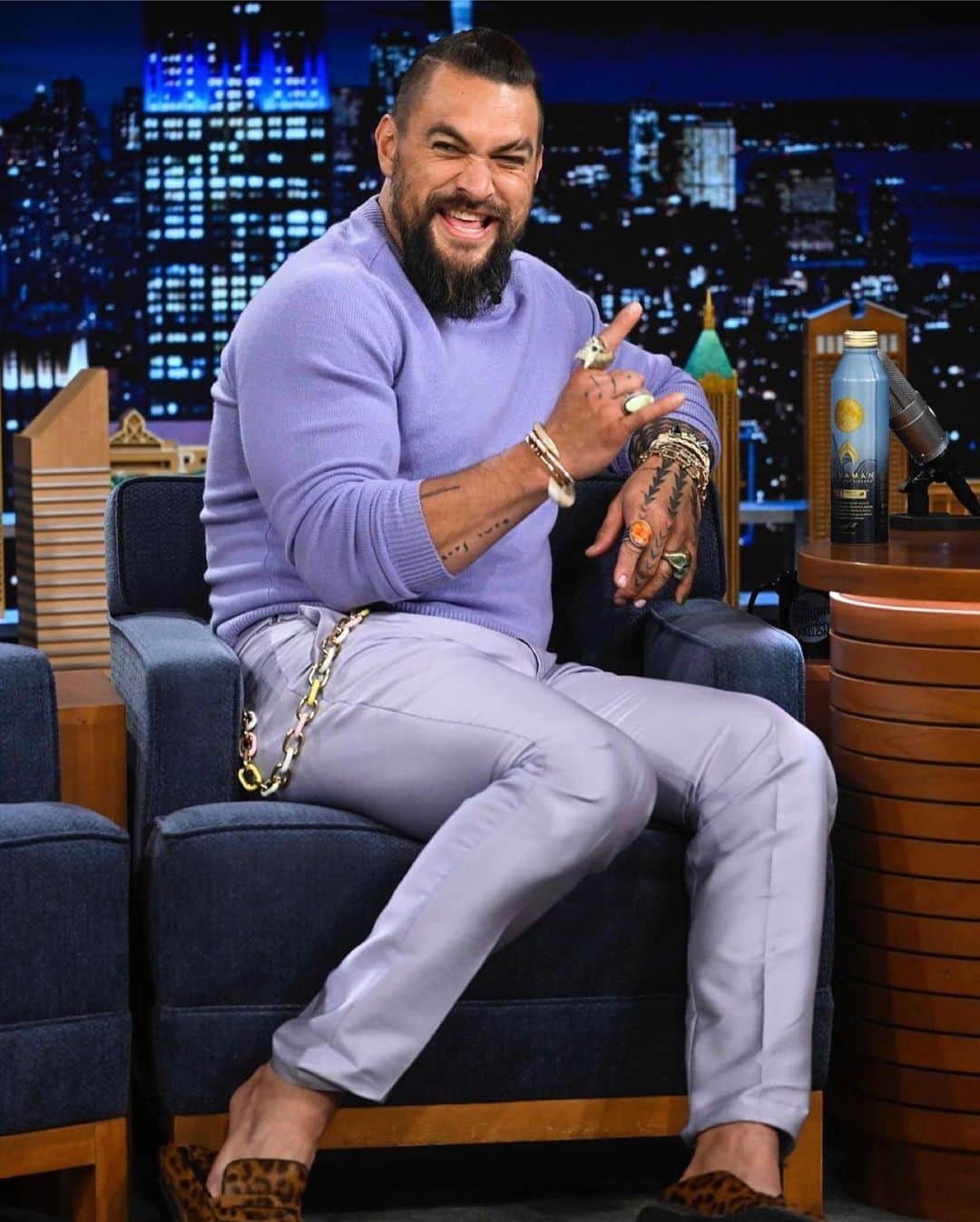 のインスタグラム：「Repost from @mananalu • Pinch us, our founder brought us on @FallonTonight! We love a full-circle moment 🙌  Our limited edition Aquaman and the Lost Kingdom bottle is available only while supplies last. Check out the link in our bottle to shop now!   📸: @ToddOwyoung」