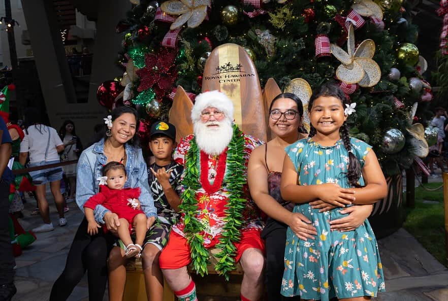 KAUKAU/カウカウハワイのインスタグラム：「今年もこの季節がやってきました🎄🎅🩷  11月22日(水)17:00〜19:00の時間帯でワイキキで最大のホリデーイベントがロイヤルハワイアンセンターで開催されます😆 毎年恒例のホリデーキックオフには、特別なクリスマスキャラクターパフォーマンス、ホリデーテーマのフラ、そしてサンタとの無料写真が含まれています。 毎年とても盛り上がるこちらのホリデーキックオフ。この日にハワイにいる方は是非ロイヤルハワイアンセンターに行ってみてくださいね😌  ワイキキ最大のクリスマスツリーをフィーチャーしたツリーライティングセレモニーも行われます。   詳細はhttps://jp.royalhawaiiancenter.com/eventsをご覧ください。  #ロイヤルハワイアンセンター #ホリデーキックオフ #ハワイ #ワイキキ #クリスマス #サンタクロース #クリスマスツリー #ハワイイベント #ハワイクリスマスイベント #ツリー点灯式」