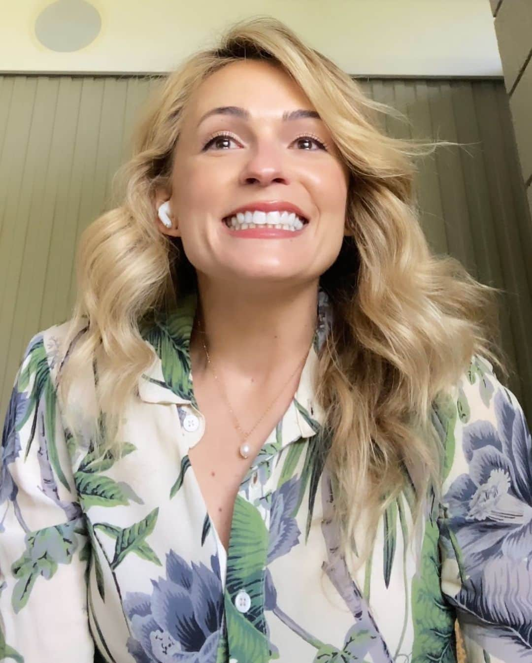 リンジー・ゴートさんのインスタグラム写真 - (リンジー・ゴートInstagram)「all rise! i’ve written this goodbye before but now with our third season series finale tomorrow, it’s official. thank you to all the fans who watched and followed us from cbs to own to max. thank you to casting, to the producers and showrunners, to my fellow cast and to our writers, directors and crew. thank you to my amazing glam squad and costumes for making my troll self turn into amy quinn. thank you for the laughs, the tears (blame Oprah’s speech to us for the first picture of tears!), the memories, and for making one dream after another come true. until i grace your tv screens again- court is adjourned. @allriseown」11月18日 7時18分 - lindseygort