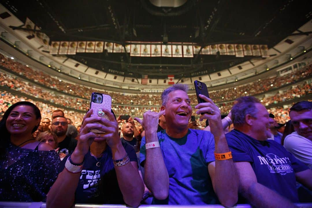 パール・ジャムのインスタグラム：「All smiles on the rail.   Chicago, 2023.  @unitedcenter, Kena Krutsinger」