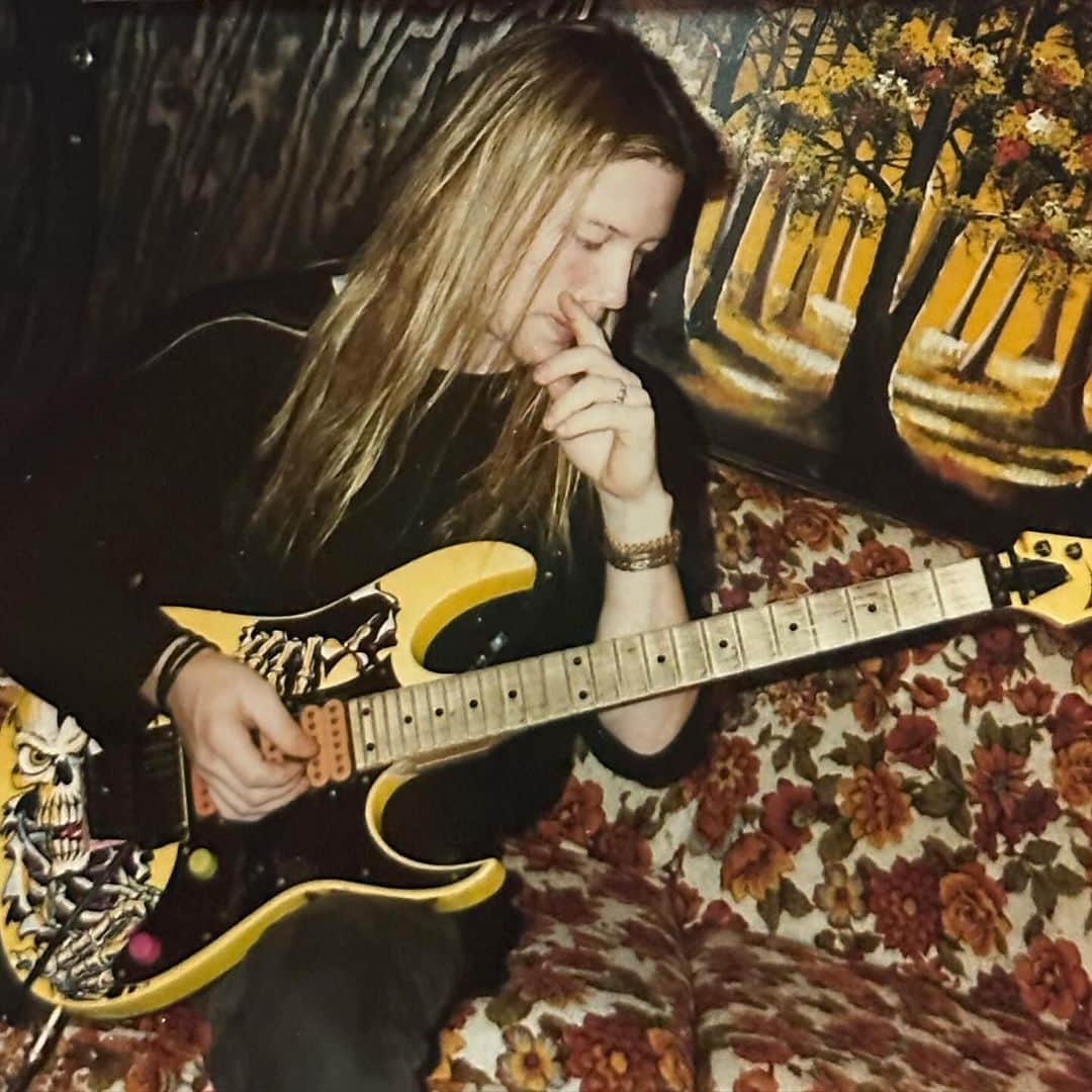 DJアシュバのインスタグラム：「Can’t believe I still have this guitar! #throwback…..YES, it’s me! 🤣」