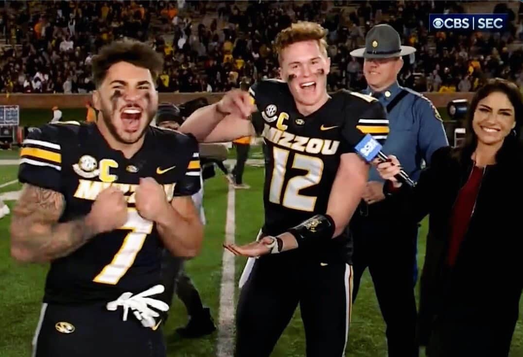 ジェニー・デルのインスタグラム：「Week 11 in #Missouri 📸 @codyschrader7 became the FIRST player in @sec HISTORY with 200 rushing yards and 100 receiving yards in a single game!  @brady.cook whisking up some magic! Fun weekend in #Columbia! @mizzoufootball @cbssportscfb」
