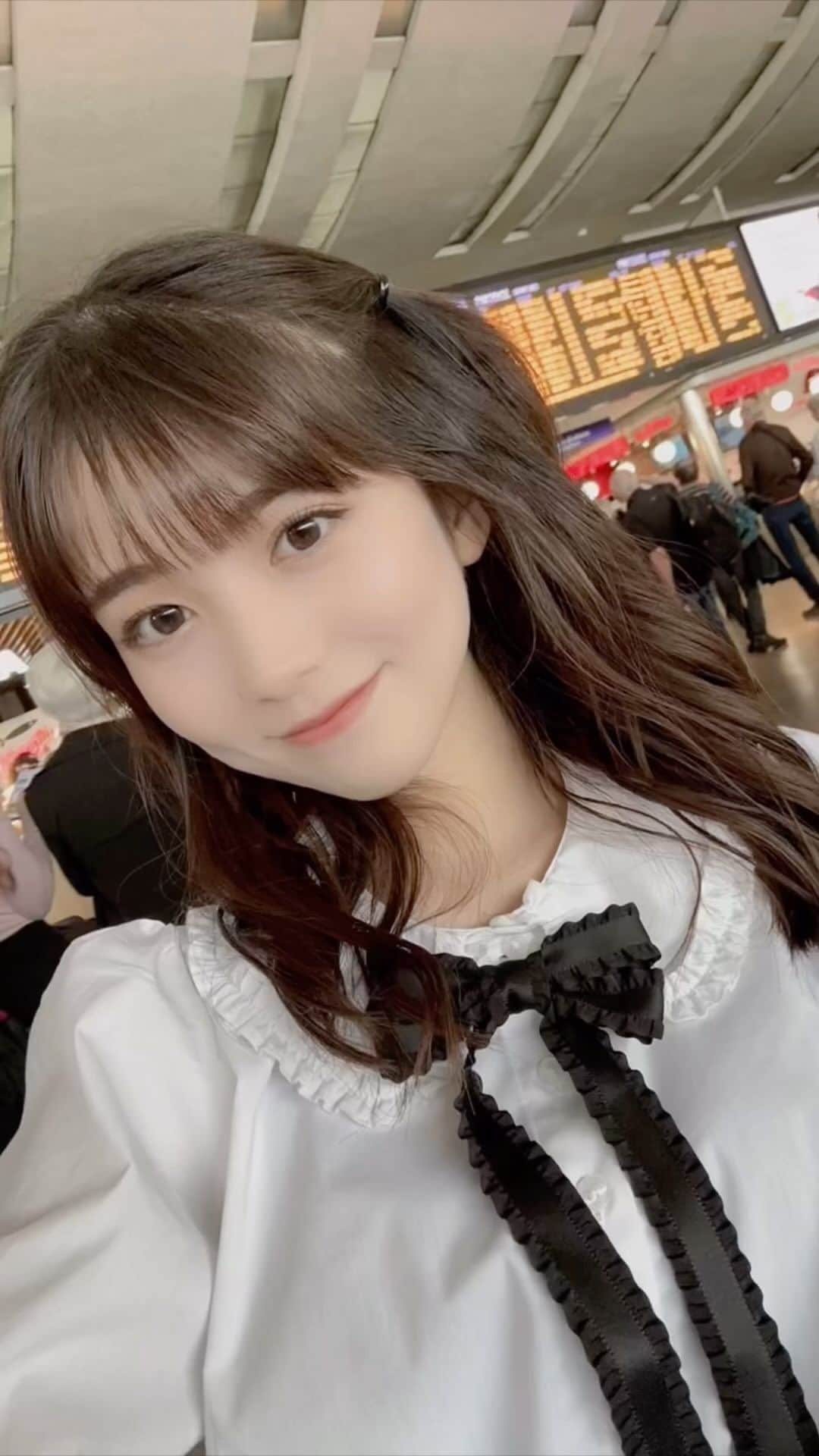 せきぐちりさのインスタグラム：「ローマからベネチアまで電車で4時間🚃💨 日本シリーズ見ながら、お昼は駅で買った美味しーいピザ🍕食べられて最高に快適な移動でした😋  駅に着いたら目の前が運河で🚢めっちゃテンションあがったよ🙌✨  ‥‥‥‥‥‥‥‥‥‥‥‥‥‥‥‥‥‥‥‥‥‥‥‥  ルクセンブルク🇱🇺在住。19歳。 ルクセンブルクやヨーロッパの旅行写真たくさん載せてるので是非みてね📸 @risa_s_lisa  ‎‥‥‥‥‥‥‥‥‥‥‥‥‥‥‥‥‥‥‥‥‥‥‥‥」