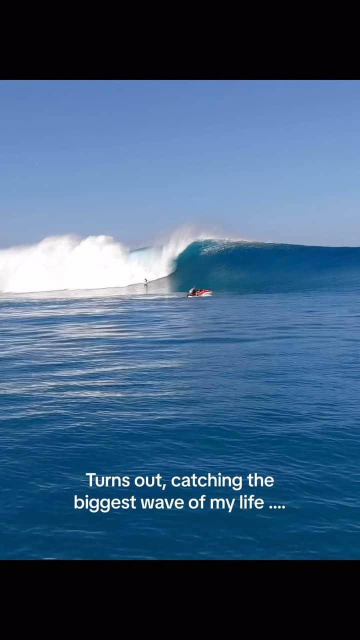 ローラ・エンバーのインスタグラム：「We heard some whistling coming from the channel so I knew something big was coming….. the lineup was a due for a monster clean up set and the swell was rising. I still can’t believe I was in the spot for the first wave and that I told myself to go… (Internal dialogue was more like ‘holy sh*t fkning GOOOOOO !!!’ 🤣) I soon as a looked over the ledge I knew it was the biggest wave of my life. My wave thankfully pushed me out of heaviest part of the impact zone. When I came up I was facing the beach and remember turning my head and seeing that second monster breaking in front of me …. And a pink board going over in the lip 😳 I was instantly freaking out for @flickpalmateer knowing it was her.  Those next waves stilll smoked me haha - all you can do in that moment is stay calm & focus on your breath holds & training. I was absolutely gassed by the end of the set but was so happy when I saw Flick on the inside a minute later laughing her head offf 🤣🤣🤣🤣  Honestly, what the bloody hell is wrong with us 😂😂 🫠🫠 and how are we excited for more this season  #sorrymum Thanks for the filming and commentary @ian.grose」