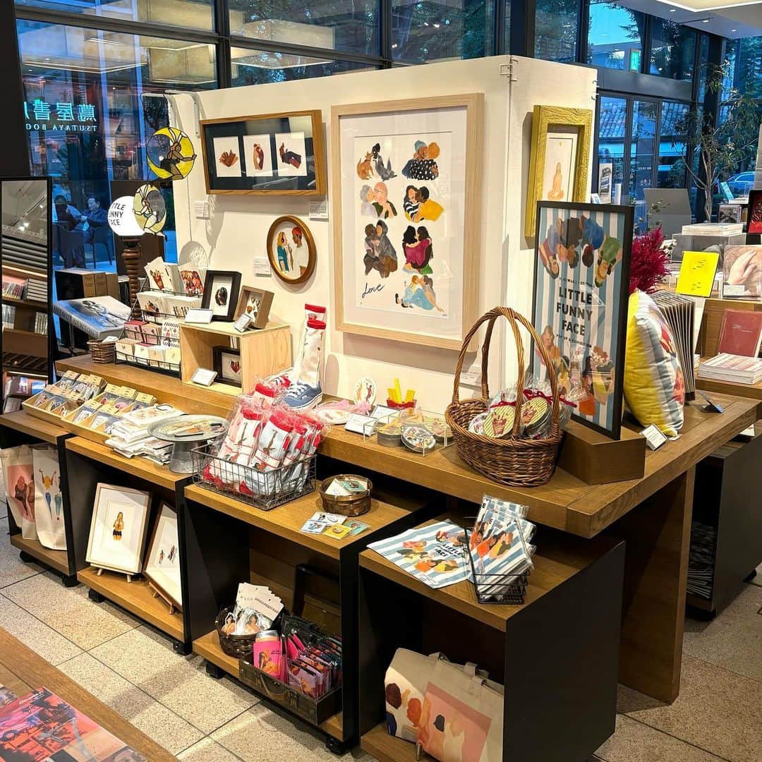 のインスタグラム：「⁡ 【フェア】LITTLE FUNNY FACE POP UP & EXHIBITION ⁡ 蔦屋書店2号館 1階 アートフロア 2023年11月15日(水) - 11月30日(木) ⁡ 様々な愛のかたちを描くアーティスト、LITTLE FUNNY FACEことNARI。 昨年の銀座蔦屋書店に続き、今回は代官山T-SITEにてPOP UP & EXHIBITIONが開催となります。 定番アイテムのほか、新作カレンダー、クッキー缶などが展開されます。また、プリントやステンドグラスといったアート作品、そしてこのイベント限定となる、カレンダーに使用された数々の原画展示にもご注目ください。   事前ご予約いただいた方限定で、18、26日の2日間限定の愛犬似顔絵ワークショップも開催となります。 ⁡ ● 愛犬似顔絵ワークショップ 価格：12,000円/税込 ※当日、愛犬のお写真を必ずご持参下さい。(データ可) ⁡ ご予約は、下記ご予約ページからお申込みくださいませ。 https://eventmanager-plus.jp/get/4e2ae14997b48089e35eda3397c01c6b95f4650a104fbe2a85465dca2cf3f255 ⁡ ※11/18(土)は、すべてのお時間満席となりました。  11/26(日)ご予約頂けます。 ⁡ ⁡ ●オンラインストア https://store.shopping.yahoo.co.jp/d-tsutayabooks/search.html?p=LITTLE+FUNNY+FACE#CentSrchFilter1 ⁡ ⁡ 【プロフィール】 NARI（LITTLE FUNNY FACE） 目鼻を除き、唇のみを描き込む独特のスタイル、異国情緒溢れる色彩やタッチが印象的なアーティスト。日々を生きるうえで誰しもが抱く感情や、飾ることのない人間らしさを、美化することなくキャッチーに表現した作品は、多くのファンから共感を集める。作中に様々な国籍の人々が登場するのは、平和と平等を願う気持ちから。また、バラエティに富んだ愛のかたちを描くことで、多種多様な性のあり方を社会に発信している。 自身のギャラリーショップを東京阿佐ヶ谷に構えるとともに、各地での個展・POP UP開催、ブランドや企業とのコラボレーションなど、精力的に活動中。 Instagram：@little_funny_face ⁡   #daikanyamatsite #daikanyama #代官山蔦屋書店 #代官山 #LITTLEFUNNYFACE #NARI」