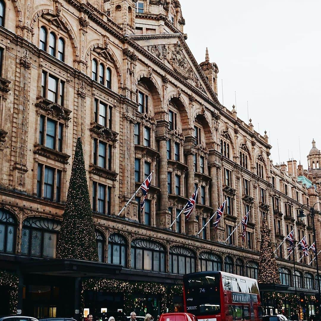 PicLab™ Sayingsさんのインスタグラム写真 - (PicLab™ SayingsInstagram)「Our November Trip of the Month. 🇬🇧🎄❤️ There is nothing like London during the holidays. What better way to experience the city’s festive spirit than aboard a vintage double-decker Routemaster? Count us in. 🙋‍♂️ Check out our link in bio to book this trip and experience it yourself.」11月18日 7時33分 - paradise