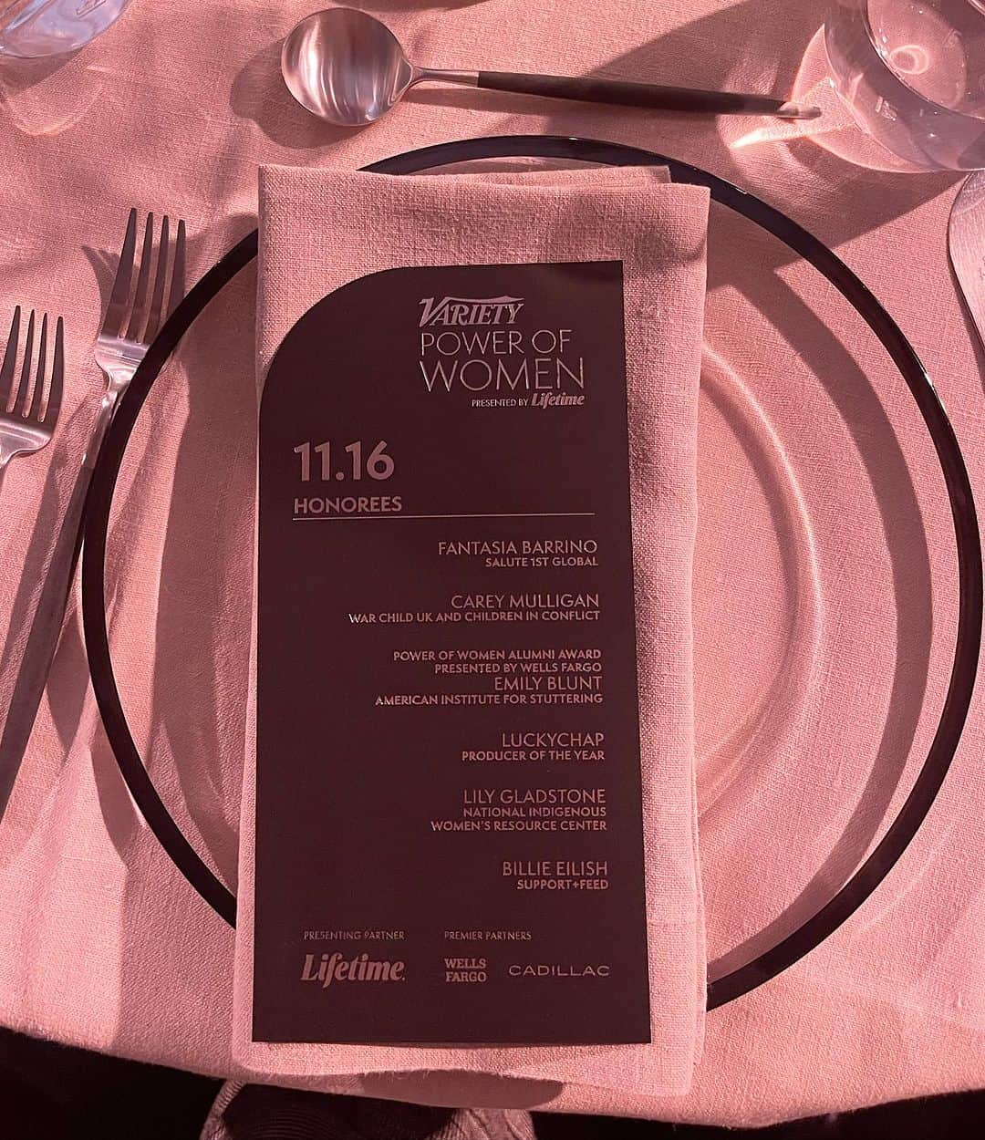 レイチェル・リンゼイさんのインスタグラム写真 - (レイチェル・リンゼイInstagram)「Grateful for an inspiring evening at the @Variety Power of Women event, where the incredible strength of women was on full display.   I am inspired by the impactful work and generosity of these incredible ladies, and motivated to continue to do more for my community– because there's always room to contribute and make a difference.   That’s the #PowerOfWomen 💪🏾  Thank you to @lifetimetv and @variety for an unforgettable night.」11月18日 7時34分 - therachlindsay