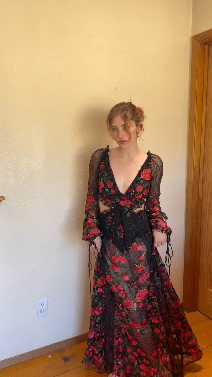ウィロー・シールズのインスタグラム：「Roses for Primrose dress by  @forloveandlemons 🌹」