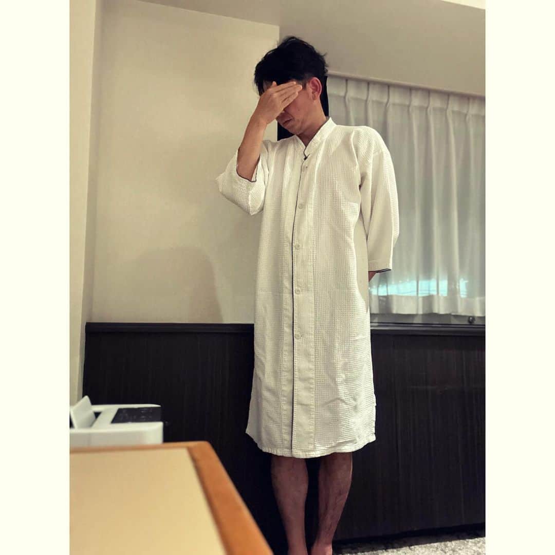 有吉弘行のインスタグラム：「ホテルのパジャマ好きです。」