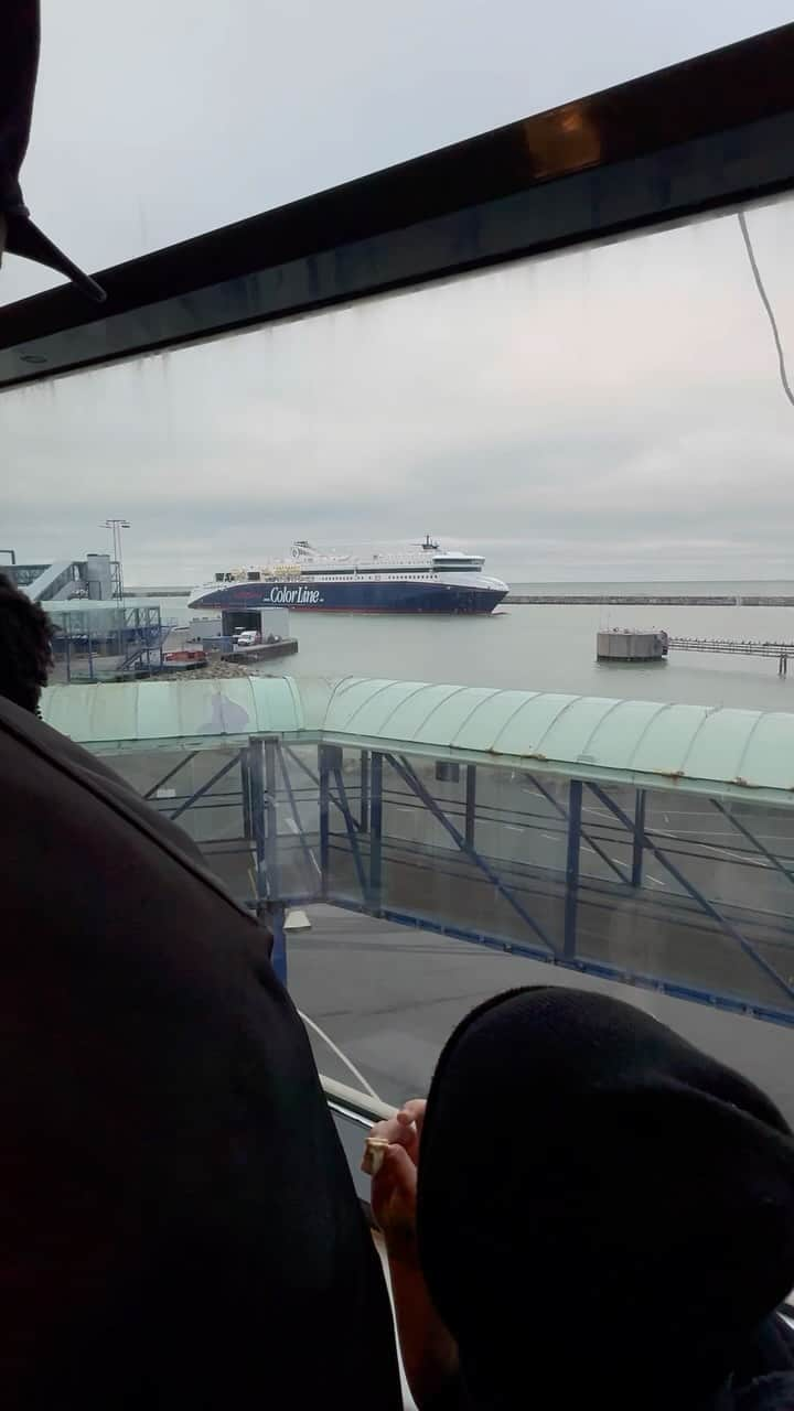 カリ・ジョブのインスタグラム：「From Denmark to Norway! Have you ever taken a ferry like this?? ⛴️🙃」