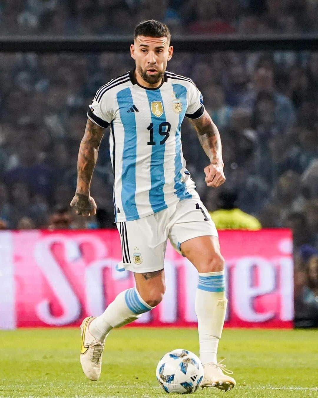 ニコラス・オタメンディのインスタグラム：「A levantar y seguir.  Orgulloso de este equipo, gracias por el cariño y el aliento que nos brindan siempre. 💪🏻  #VamosSeleccion 🫡#Elequipoquenosune 🩵🤍🩵」