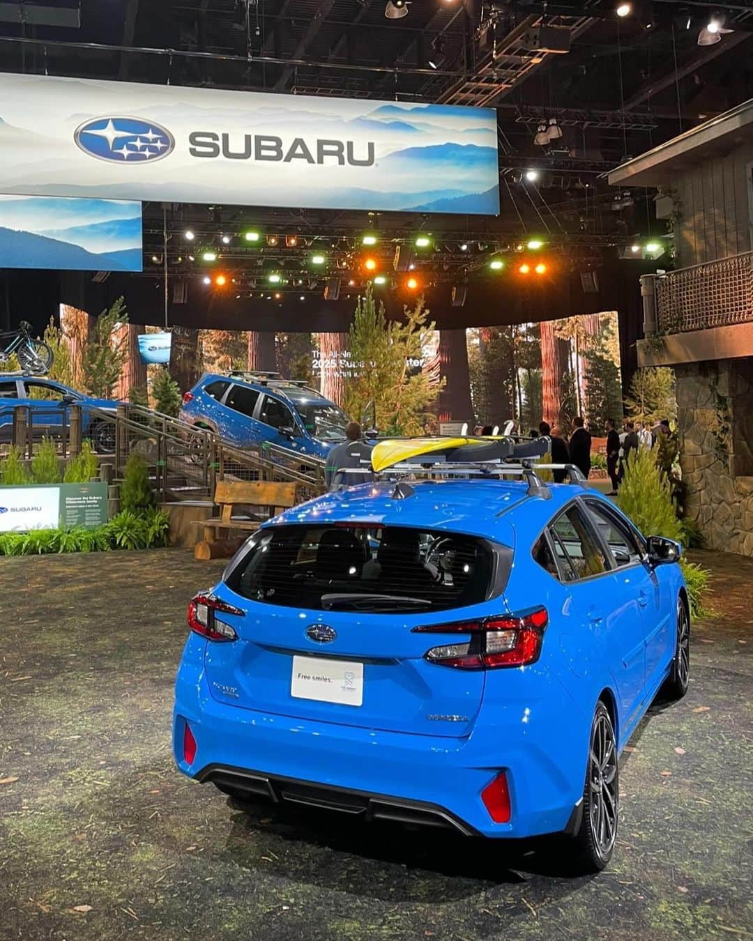 Subaru of Americaさんのインスタグラム写真 - (Subaru of AmericaInstagram)「✋if you’re coming to the @laautoshow. Stop by the Subaru experience to meet the newly redesigned 2025 #SubaruForester in person, play with adoptable dogs from local partner shelters, and take in the sights, sounds, and smells of the national parks-themed set.」11月18日 7時56分 - subaru_usa