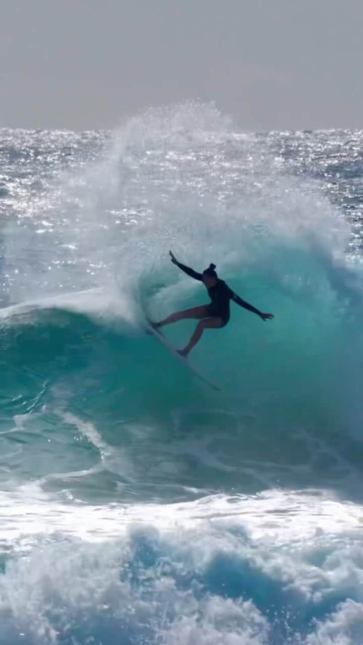 リップカールのインスタグラム：「@kobieenright making the most of the Challenger Series off-season with some right handers at home.  ⁠ Wearing the Ultimate G-Bomb Springsuit. Designed with style, made for surfing. ⁠ ⁠ Explore via our bio. ⁠ ⁠ #RipCurl #KobieEnright #RipCurlWomen #GoldCoast #Surfing」