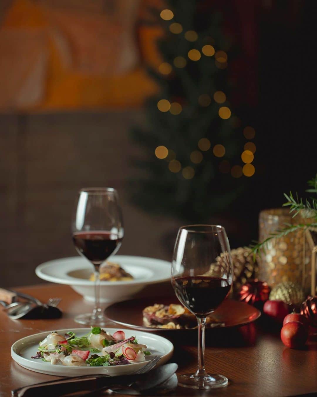 with the styleのインスタグラム：「⁡ CHRISTMAS DINNER  〈MAIN DINING cotton.〉 ⁡ クリスマスディナーのご予約はお済みでしょうか 皆様のクリスマスが想い出に残る 温かな1日となりますように。 ⁡ *********** CHRISTMAS DINNER  ⁡ 期間　12月22日(金)〜25日(月) ⁡ ■クリスマスディナーコース 　 フリードリンク付き お一人様 ￥17,000- (税込･サービス料別) ⁡ ■クリスマスディナーコース　 乾杯ロゼシャンパン＋フリードリンク付き お一人様 ￥19,000- (税込･サービス料別) ⁡ ⁡ *********** EARLY CHRISTMAS  ⁡ 期間　12月1日(金)～21日(木) ⁡ ■アーリークリスマスディナーコース お一人様　￥11,000-(税込･サービス料別)  ⁡ ⁡ *********** CHRISTMAS LUNCH ⁡ 期間　12月1日(金)～25日(月) ⁡ ■クリスマスランチコース お一人様　￥5,500-(税･サービス料込)  ⁡  ※ご予約はプロフィールのURL もしくはアーカイブの『2023X’mas』より」