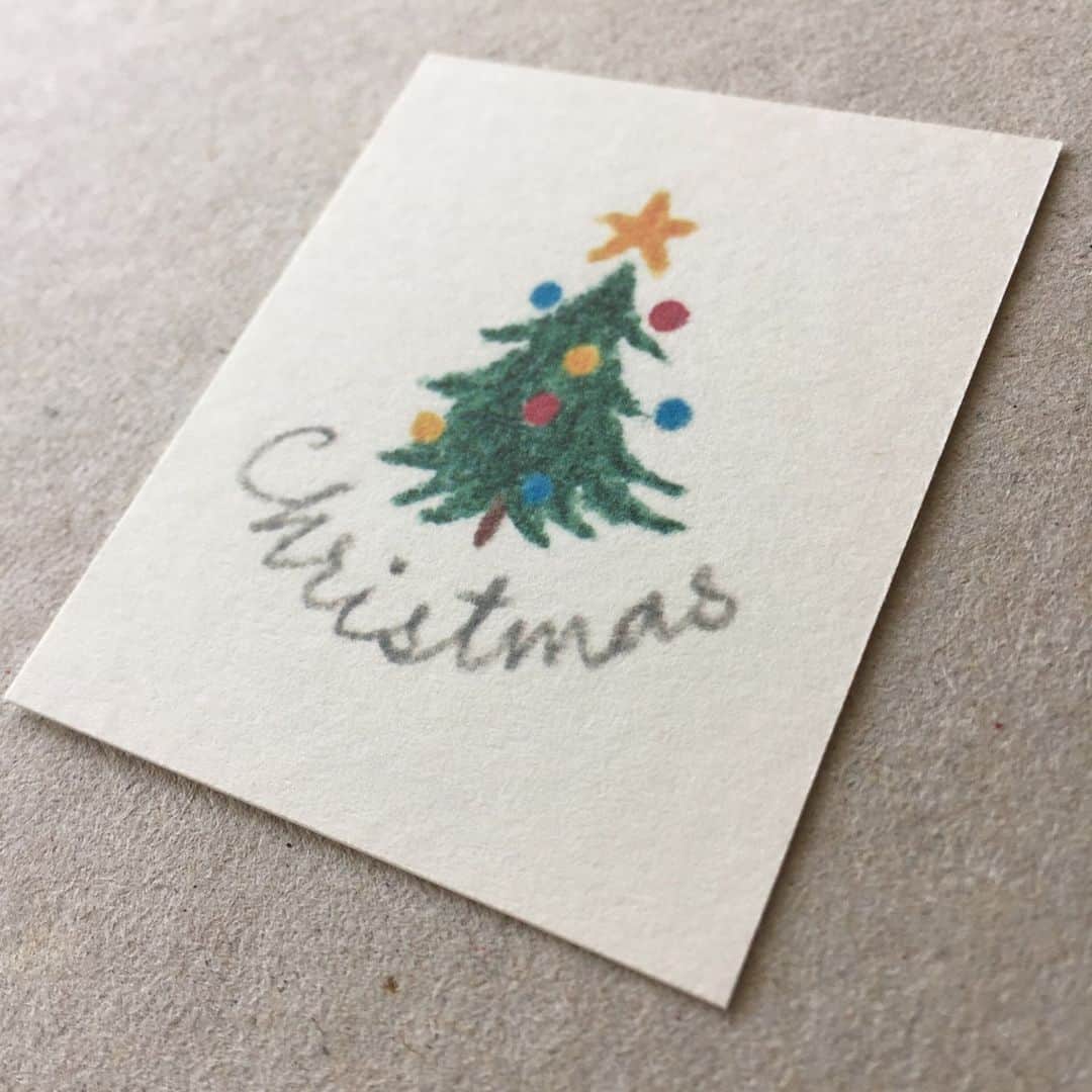 Creemaさんのインスタグラム写真 - (CreemaInstagram)「せっかくのクリスマスプレゼント。ほっこり可愛らしいクリスマスカードを添えれば、より特別感が出る気がします。  色鉛筆で描かれたイラストや文字は手描きならではのあたたかみや柔らかさが感じられ、思わずインテリアとして飾りたくなってしまいそう。 絵柄は、もみの木、こども、りす、ろうそくの4種類。相手に合わせてどれをチョイスしようか考える時間もまた、なんだかあたたかいものです。  - - - - - -  イラストレーター・emiasahiさん。色鉛筆や水彩絵具、インクなどで絵や文字を描かれています。 動物や植物、季節モチーフが描かれたメッセージカードやレターセットなど、あたたかみあふれるステーショナリーがずらり。 誰かに想いを込めて贈りものをしたいときは、ぜひemiasahiさんのギャラリーページをチェックしてみてはいかがでしょう。  - - - - - -  ▶︎ 小さなクリスマスカード タグ 40枚 ／ ￥1,200 （emiasahiさん） https://www.creema.jp/item/7824466/detail  ▶ ご紹介した作品の詳細はプロフィールのリンクからぜひ。→ @creemajp  #クリスマスカード #クリスマスプレゼント #クリスマスギフト #メッセージカード #プチギフト #Creema #handmade #クリーマ #ハンドメイド」11月18日 8時00分 - creemajp