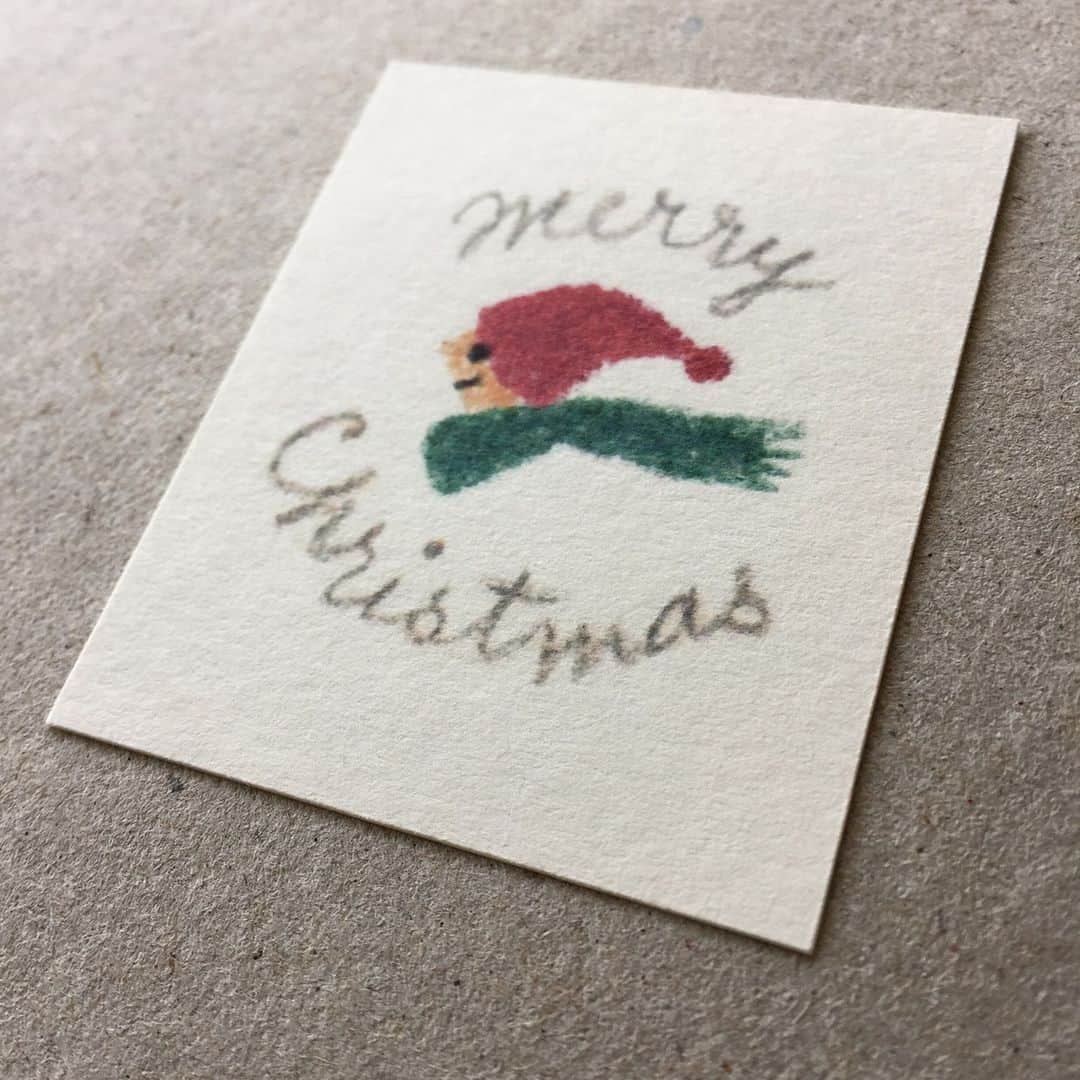 Creemaさんのインスタグラム写真 - (CreemaInstagram)「せっかくのクリスマスプレゼント。ほっこり可愛らしいクリスマスカードを添えれば、より特別感が出る気がします。  色鉛筆で描かれたイラストや文字は手描きならではのあたたかみや柔らかさが感じられ、思わずインテリアとして飾りたくなってしまいそう。 絵柄は、もみの木、こども、りす、ろうそくの4種類。相手に合わせてどれをチョイスしようか考える時間もまた、なんだかあたたかいものです。  - - - - - -  イラストレーター・emiasahiさん。色鉛筆や水彩絵具、インクなどで絵や文字を描かれています。 動物や植物、季節モチーフが描かれたメッセージカードやレターセットなど、あたたかみあふれるステーショナリーがずらり。 誰かに想いを込めて贈りものをしたいときは、ぜひemiasahiさんのギャラリーページをチェックしてみてはいかがでしょう。  - - - - - -  ▶︎ 小さなクリスマスカード タグ 40枚 ／ ￥1,200 （emiasahiさん） https://www.creema.jp/item/7824466/detail  ▶ ご紹介した作品の詳細はプロフィールのリンクからぜひ。→ @creemajp  #クリスマスカード #クリスマスプレゼント #クリスマスギフト #メッセージカード #プチギフト #Creema #handmade #クリーマ #ハンドメイド」11月18日 8時00分 - creemajp