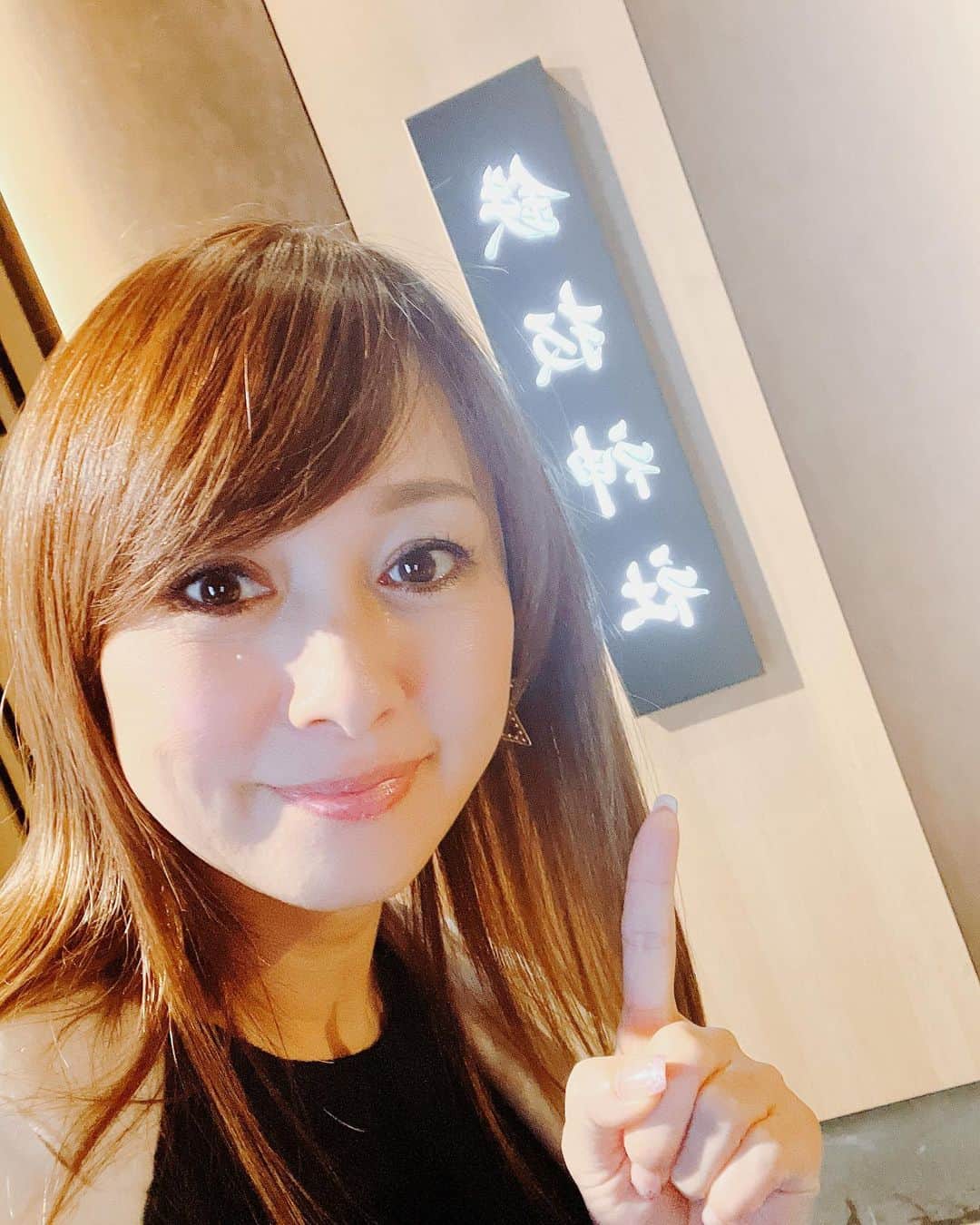 渡辺美奈代のインスタグラム：「大阪で夜ごはん 美味しくて食べすぎました〜  #大阪グルメ  #鉄板神社 #大阪  #お店にサインさせて頂きました！ #おいしいもの」