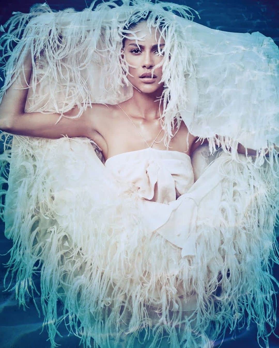 エマニュエラ・デ・パウラのインスタグラム：「I love this photoshoot so much! 🤍 #fromthearchives」