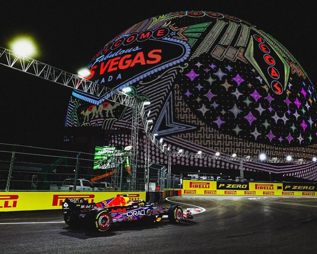 セルジオ・ペレスのインスタグラム：「Wow, it was such a long day, but glad that they finally sorted out the track issues in the end. Now, time to rest because in a few hours we need to be ready for qualifying.  Vaya, fue un día larguísimo, pero qué bueno que al final resolvieron los problemas de la pista. Ahora, a descansar porque en unas horas toca estar a tope para la calificación.  #SP11」