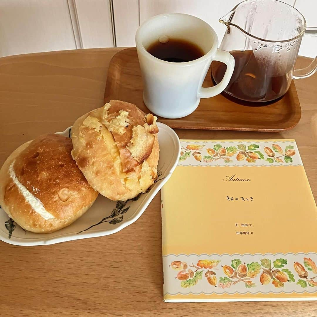 makiのインスタグラム：「・　 おうちカフェ☕️ と 読書📕  ほんとは本に合わせて紅茶が よかったけれど、、😗  中煎り　エチオピアコーヒー　と  涼太郎さんの ミルクバターサンド　と レモン🍋パン  美味しくいただきました😋  本📕は  王由由　さんのエッセイ 「秋のすてき」  もうずいぶん前の本です  エッセイのいちばんはじめ　の  『手紙』  Just because の意味  大好きなんです♡  読むたびに、 なんて素敵なんだろう っておもいます  私にとって 読んでるだけで しあわせになれる本です ・ ・ 4枚目に撮った 『手紙』のエッセイ ぜひ読んでみてくださいな…  ・  王由由さんは 東京自由ヶ丘の雑貨店 twice の店主さんです  由由さんに憧れてた私は クロッシェレースを編んだり バーレイのティーセット twiceさんで揃えたり…  由由さんがお店にいらっしゃっても 緊張し過ぎて、 当時は お話しもできなかったなぁ🥹  アフタヌーンティーティーさん の一号店 立ち上げ時に お店のかたちを作られた方です  お店の雰囲気は 変わってしまったけど  アフタヌーンティーさんで 提供される ティーポットスタイルと 美味しい紅茶は 由由さんの 拘りだったそうです それは いまも変わらない😌  このところ 体調イマイチなのが 復活ですが😇  懐かしい本を取り出して ゆっくりと読めるじかんが できたのだとおもうと しあわせです☺️  twiceのお店 再開されたそうで… 行けそうもないけど とてもうれしいお知らせです☺️  美味しい おうちカフェしながら 由由さんの本読んでたら  なんか 元気が湧いてきたみたい♩♩  ありがとうございます  そろそろ 秋の終わり  どうぞよい週末を…🍀  #カフェと読書 #おうちカフェ #わたしのじかん #コーヒー#パン #涼太郎#名古屋 #本#読書#エッセイ #懐かしい本 #王由由 #秋のすてき#東京書籍」