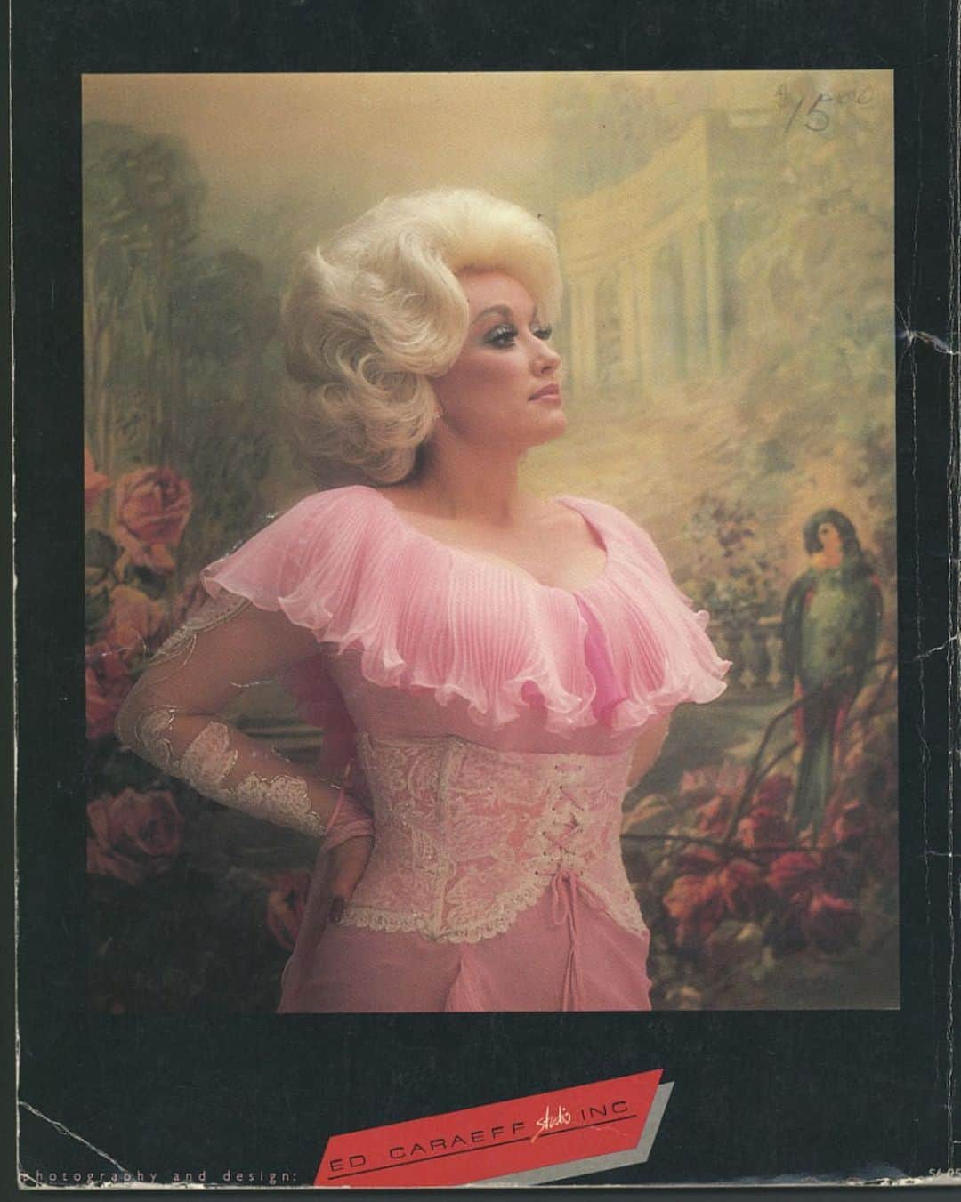 スミソニアン博物館のインスタグラム：「We heard the queen of country music just dropped a rock ‘n roll album. 👀   This photo of Dolly Parton is the back cover of the “Heartbreaker” album songbook. The book features photos of the singer alongside the music and lyrics from Heartbreaker, her 20th solo studio album released in 1978 that included hits like “Heartbreaker,” “I Really Got the Feeling,” and “Baby I’m Burnin.”   Parton found early success partnering with country singer Porter Wagoner. The two became a popular duo on “The Porter Wagoner Show” in the 1960s. She went on to achieve international success as a singer, songwriter, actor and businesswoman. With 11 Grammy awards (so far), Parton was inducted into the Rock & Roll Hall of Fame in 2022.   This songbook is in our @amhistorymuseum collections. Credit: Columbia Pictures Publications, 1979.」