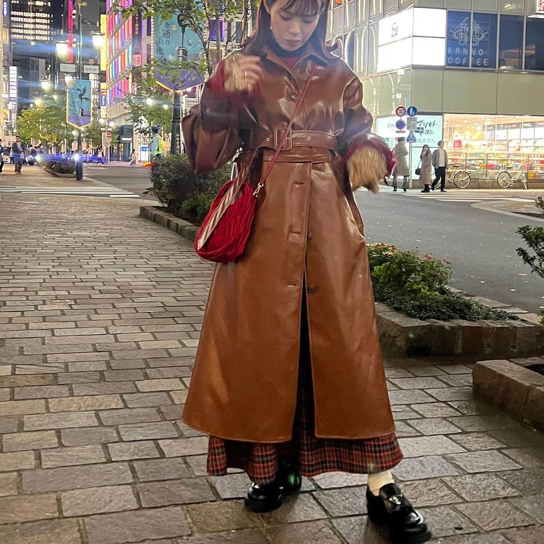 瀬戸あゆみさんのインスタグラム写真 - (瀬戸あゆみInstagram)「【現在開催中】Flying Black Friday🖤 期間：11/17(金）12:00~11/19（日)23:59※昼の12時スタートです！もうやってます！  期間限定の30%OFFクーポンが使えます！WEBストアのアイテムが全商品対象のお得な機会です。 ぜひ一度、覗きに来てください🫣  クーポンコード【FBF117】  ※クーポンが反映しなかった/入れ忘れたなどの理由で後からクーポンを適用することはできません。 ※すでにご購入いただいているご注文への適用はできません。  銀座の裏道で写真を撮って満足してしまうところ、とてもわたしたちっぽい。笑 with @akane_madder2   #dearsisterhood #ayumi_outfit」11月17日 23時14分 - setoayumi