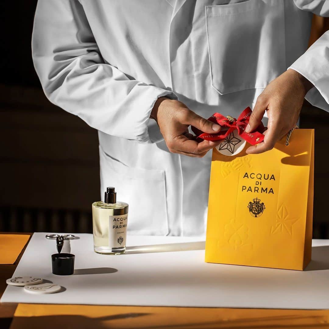 アクアディパルマのインスタグラム：「Stars, lucky horns, horseshoes, goldfishes and clovers. Which will be your choice to accompany your ceramic tag for the festivities?   #AcquadiParma​ #holiday #craftsmanship #artofgifting #TheArtofPerfume」