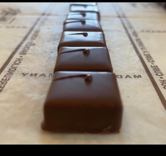 伊地健治さんのインスタグラム写真 - (伊地健治Instagram)「・ ・ 🟫世界一のチョコレート🟫  先日、ショコラの本場、フランス・バリで行われたチョコレートのコンテストで静岡発のチョコレートが見事金賞に輝きました‼️ その世界一のチョコレートを作ったのが、富士市と静岡市で洋菓子店を営む藁科雅喜さん。  そのチョコレートがどのようにして作られたのか取材に行くと、驚きの理由、そしてお菓子作りに対する藁科さんやお店のスタッフのみなさんの熱い思いを知ることができて、とても納得してしまいました！  一言で言うと、 こんなお店、見たことない‼️  その模様はあす18日(土)朝9:30からの「とびっきり！しずおか土曜版」で放送します😋  これを見れば、あなたもチョコレートの虜に🍫！？  #とびっきり  #チョコレート  #ビーントゥバー  #ショコラ #キャトルエピス」11月17日 23時15分 - kenji_ichi_satv