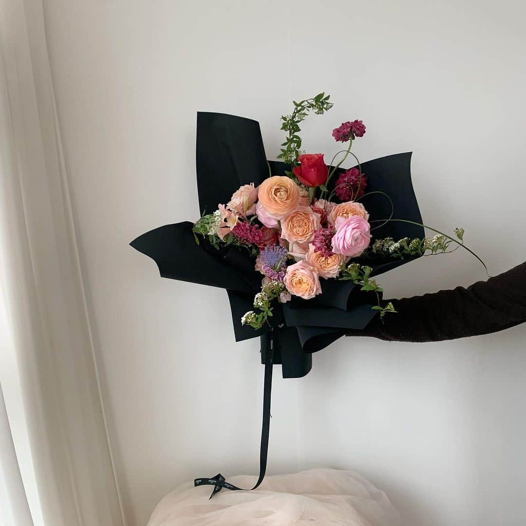 플로리스트 이주연 florist Lee Ju Yeonさんのインスタグラム写真 - (플로리스트 이주연 florist Lee Ju YeonInstagram)「. . 🧡❤️🖤 . 바네스플라워 VANESS FLOWER . Katalk 채널 바네스플라워  kakao ID vaness52  E-mail vanessflower@naver.com . Paypal payment possible . 서울시 중구 청파로464 브라운스톤서울 101동2806호 📞02-545-6813」11月17日 23時15分 - vanessflower