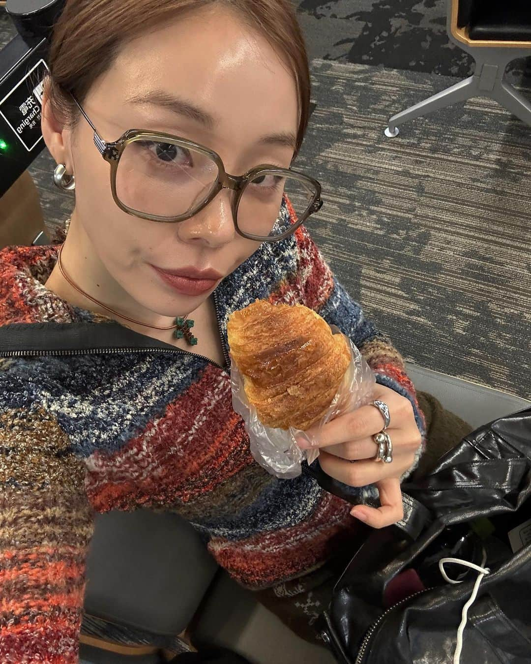 アシュリさんのインスタグラム写真 - (アシュリInstagram)「wouldn’t have survived the fukuoka cold without this fuzzy cardigan & wool skirt.. 🥶」11月17日 23時15分 - ashleybchoi