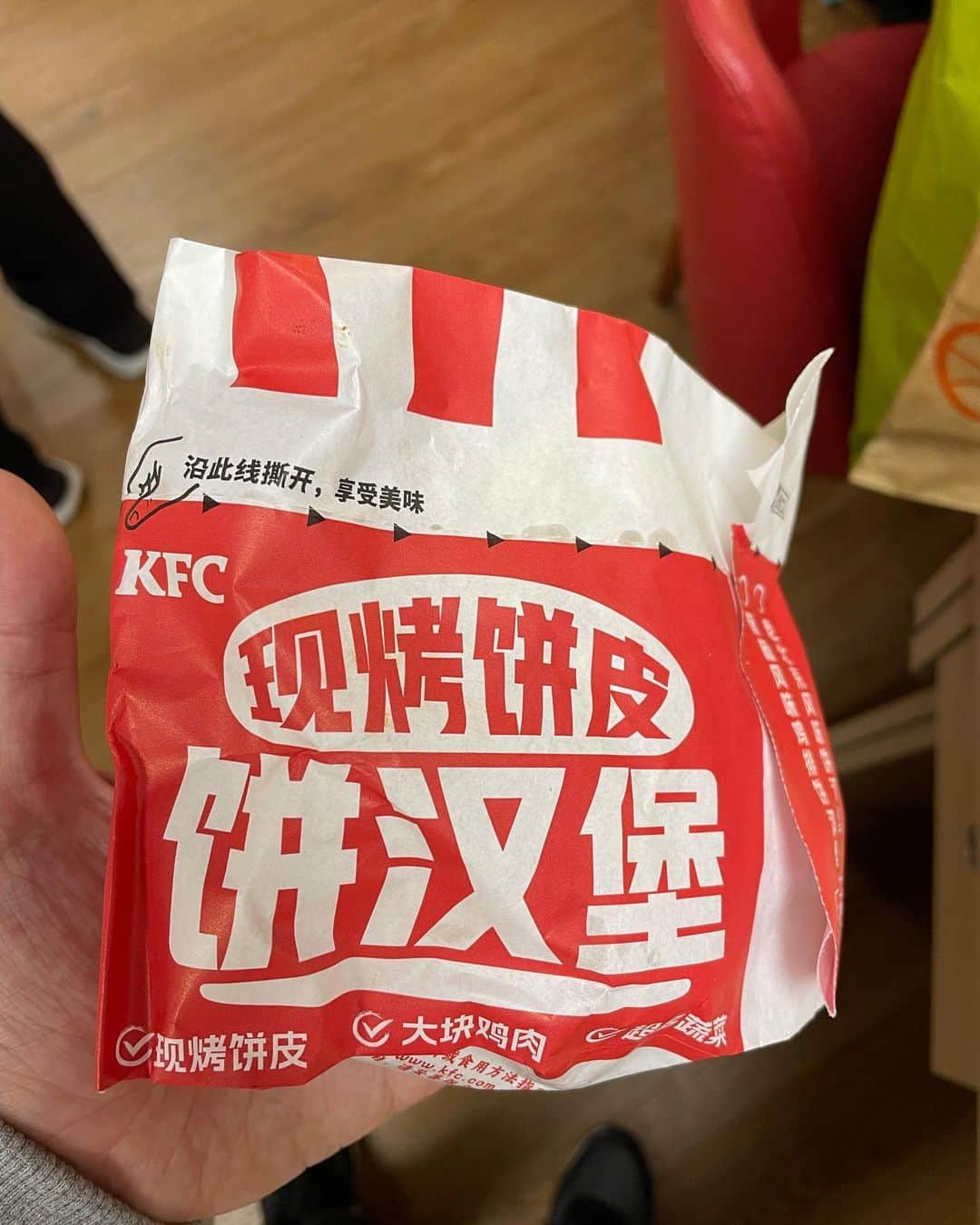 長澤喜稔のインスタグラム：「今日から上海！初日のディナーはケンタッキー！たぶんだけど北京ダック味かな？  #上海  #ケンタッキー」
