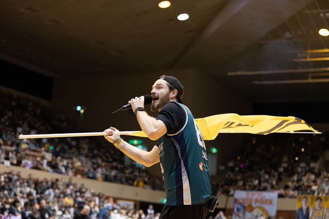 エバンズマラカイ(マラチ)さんのインスタグラム写真 - (エバンズマラカイ(マラチ)Instagram)「この間の試合はSendai Green Dayということで、 いつもと違って緑のユニフォーム🟢  この二日間も盛り上がったなぁ。 3枚目は会場中旗持って走り回る系外国人MCの写真でございます。お楽しみくださいませ。  バイウィークリーはバスケロスになるな…  #エバンズマラカイ #マラチ #89ers #仙台 #bleague #スポーツMC」11月18日 17時00分 - bigmalachi