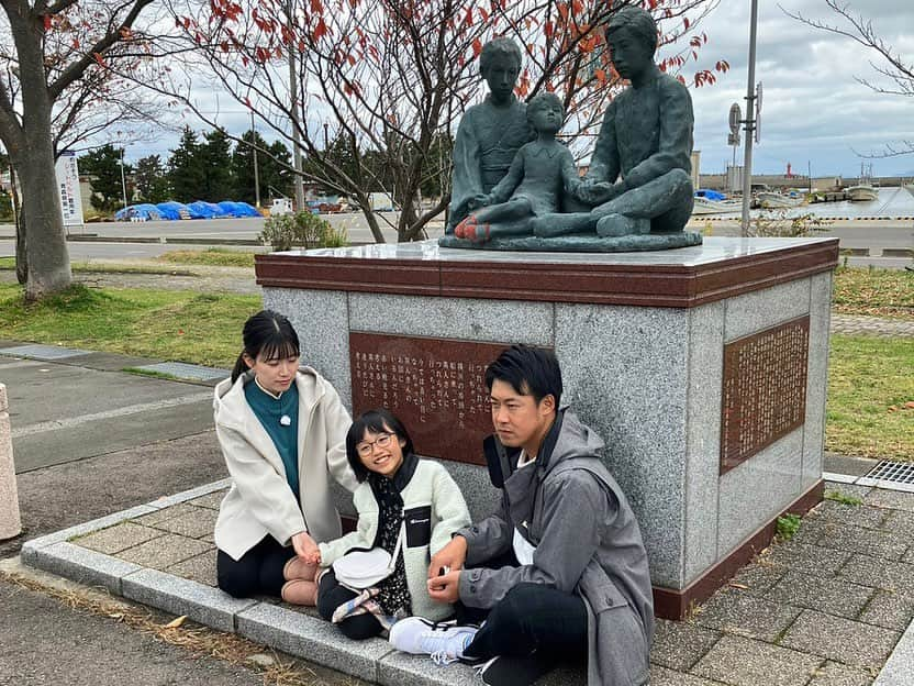 服部未佳さんのインスタグラム写真 - (服部未佳Instagram)「電車でおでかけ！はぴさんぽ🚃 あどばるーん新山大さんと 可愛いはるちゃんと一緒に 旅してきました🐶  明日はハッピィぐるめの放送も！ 居酒屋ランチ特集です🏮 朝9:35〜ハッピィご覧ください🐥  #リゾートしらかみ #五能線 #JR  #深浦町 #千畳敷海岸  #鯵ヶ沢町 #わさお #海の家わんど  #漁師めし波 の海鮮丼とてもおいしかった🤤 #はるちゃん初サイン  #鯵ヶ沢相撲館 #舞の海 さん  千畳敷で撮影の後 #食堂民宿田中 で あたたかいお茶と抱擁を いただきました🍵🫶🏻  #服部未佳 #アナウンサー」11月17日 23時21分 - mikahattori_aba