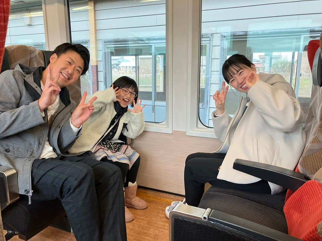 服部未佳さんのインスタグラム写真 - (服部未佳Instagram)「電車でおでかけ！はぴさんぽ🚃 あどばるーん新山大さんと 可愛いはるちゃんと一緒に 旅してきました🐶  明日はハッピィぐるめの放送も！ 居酒屋ランチ特集です🏮 朝9:35〜ハッピィご覧ください🐥  #リゾートしらかみ #五能線 #JR  #深浦町 #千畳敷海岸  #鯵ヶ沢町 #わさお #海の家わんど  #漁師めし波 の海鮮丼とてもおいしかった🤤 #はるちゃん初サイン  #鯵ヶ沢相撲館 #舞の海 さん  千畳敷で撮影の後 #食堂民宿田中 で あたたかいお茶と抱擁を いただきました🍵🫶🏻  #服部未佳 #アナウンサー」11月17日 23時21分 - mikahattori_aba