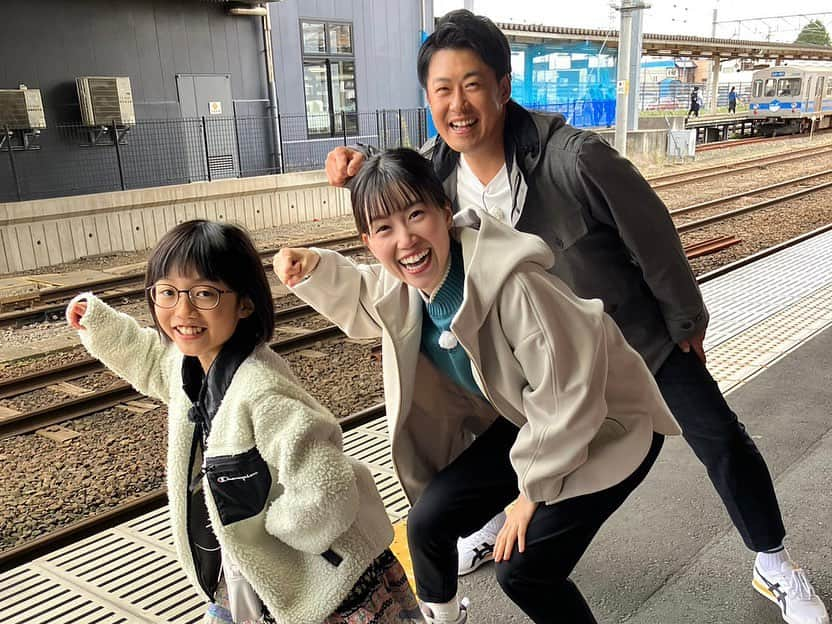 服部未佳さんのインスタグラム写真 - (服部未佳Instagram)「電車でおでかけ！はぴさんぽ🚃 あどばるーん新山大さんと 可愛いはるちゃんと一緒に 旅してきました🐶  明日はハッピィぐるめの放送も！ 居酒屋ランチ特集です🏮 朝9:35〜ハッピィご覧ください🐥  #リゾートしらかみ #五能線 #JR  #深浦町 #千畳敷海岸  #鯵ヶ沢町 #わさお #海の家わんど  #漁師めし波 の海鮮丼とてもおいしかった🤤 #はるちゃん初サイン  #鯵ヶ沢相撲館 #舞の海 さん  千畳敷で撮影の後 #食堂民宿田中 で あたたかいお茶と抱擁を いただきました🍵🫶🏻  #服部未佳 #アナウンサー」11月17日 23時21分 - mikahattori_aba