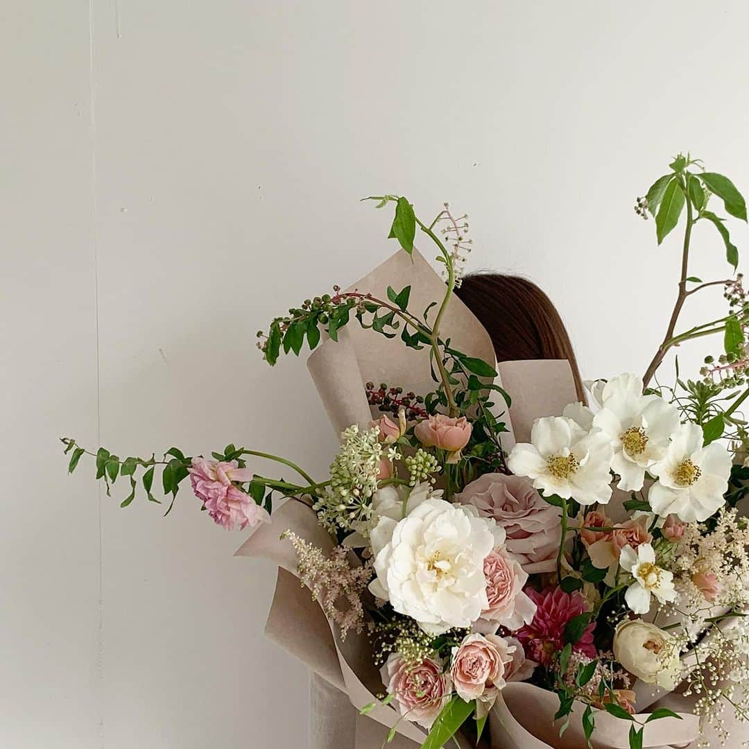 플로리스트 이주연 florist Lee Ju Yeonさんのインスタグラム写真 - (플로리스트 이주연 florist Lee Ju YeonInstagram)「. . 🎀 . #바네스꽃다발  . 바네스플라워 VANESS FLOWER . Katalk 채널 바네스플라워  kakao ID vaness52  E-mail vanessflower@naver.com . Paypal payment possible . 서울시 중구 청파로464 브라운스톤서울 101동2806호 📞02-545-6813」11月17日 23時22分 - vanessflower