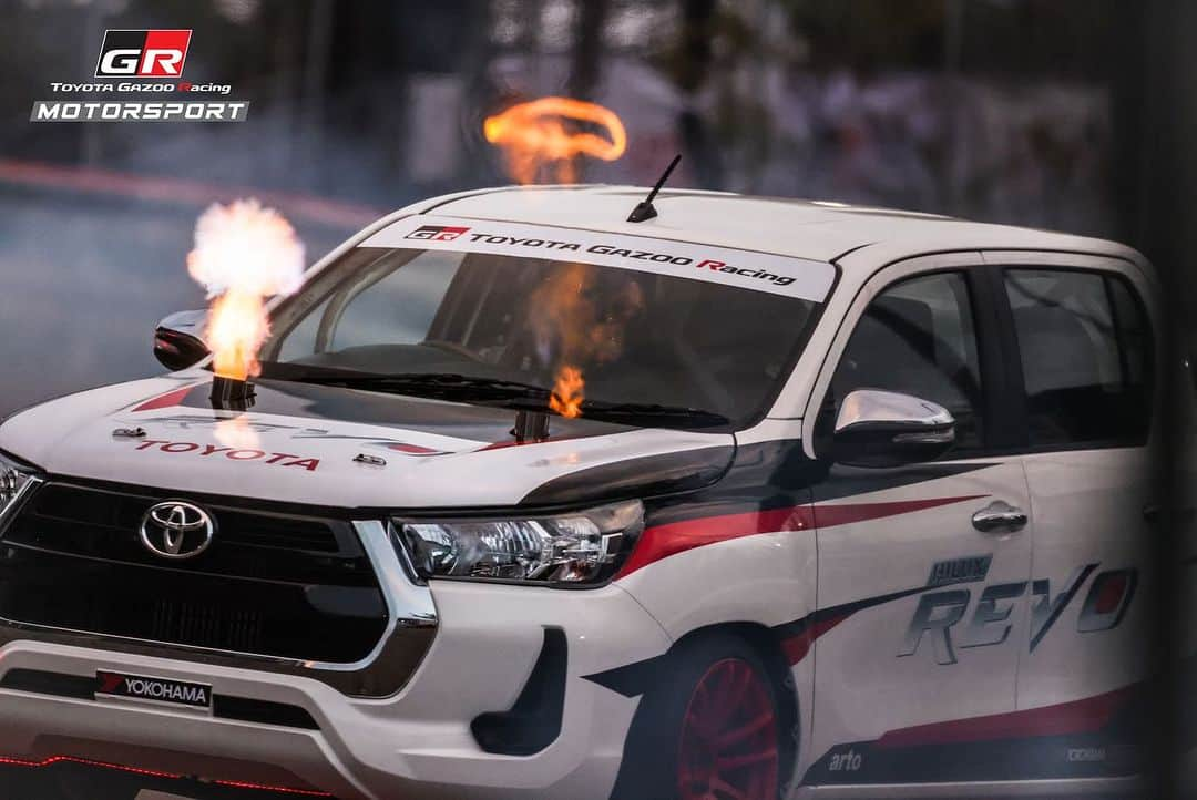 Toyota team thailandさんのインスタグラム写真 - (Toyota team thailandInstagram)「แค่ซ้อม ยังจัดเต็มขนาดนี้🔥 ชาวเชียงใหม่ พลาดไม่ได้แล้วกับ NIGHT FESTIVAL มั้ยครับ 🕺🏼มาจอยกัน ให้มันส์สุดๆ กับเทศกาลความมันส์ TOYOTA Gazoo Racing Motorsport สนามที่ 4 ในรูปแบบ Night Festival งานแข่งรถ ที่ไม่ได้มีแค่รถแข่ง ให้คุณเพลินไปกับกิจกรรมมากมาย โชว์เพียบ Celeb แน่นงาน พบ TOYOTA Racing Star Team มิย่า ทองเจือ และปังปอนด์ อัครวุฒิ พร้อมด้วย เซย่า ทองเจือ, วอร์ วนรัตน์, แจ็ค แฟนฉัน, คริส พีรวัส และ พลอยชมพู  👉🏻 พลาดไม่ได้ เสาร์-อาทิตย์นี้ 18-19 พฤศจิกายน @สนามกีฬาสมโภชเชียงใหม่ 700 ปี ตั้งแต่ 12:00-21:00น.  🚗 การันตีความมันส์ กับรถแข่งกว่า 60 คัน กับทั้ง 4 รุ่นการแข่งขัน Yaris Ativ Lady One Make Race, Yaris One Make Race, Hilux Revo One Make Race, Corolla Altis GR Sport One Make Race พร้อมเชียร์นักแข่งคนดัง มะปราง อลิสา, กอล์ฟ สุรัมภา, โรเตอร์ ทองเจือ และอีกเพียบๆๆ  🚗 โชว์เพียบ!!! ทั้ง Super Car จากทีมใหญ่แชมป์โลก TOYOTA Gazoo Racing team Thailand ทั้งรถ Drift มันส์ๆ จากนักดริฟต์มือโปร พร้อมเทคโนโลยีรถยนต์กับการพัฒนาบนเส้นทางของความเป็นกลางทางคาร์บอน 🚴🏻‍♂️ CNX Cycling Festival มหกรรมงานปั่นจักรยาน ส่งเสริมการท่องเที่ยว กับการแข่งขันในสนามแข่งรถรูปแบบ Critrium Experience  รับชมผ่าน Live Streaming Facebook / YouTube: Toyota Gazoo Racing Motorsport Thailand และติดตามช่องทางใหม่ TikTok: TGR.Thailand」11月17日 23時22分 - toyotagazooracingteamthailand