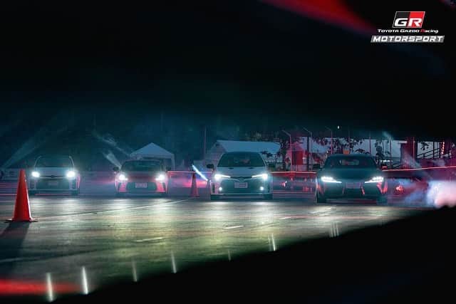 Toyota team thailandさんのインスタグラム写真 - (Toyota team thailandInstagram)「แค่ซ้อม ยังจัดเต็มขนาดนี้🔥 ชาวเชียงใหม่ พลาดไม่ได้แล้วกับ NIGHT FESTIVAL มั้ยครับ 🕺🏼มาจอยกัน ให้มันส์สุดๆ กับเทศกาลความมันส์ TOYOTA Gazoo Racing Motorsport สนามที่ 4 ในรูปแบบ Night Festival งานแข่งรถ ที่ไม่ได้มีแค่รถแข่ง ให้คุณเพลินไปกับกิจกรรมมากมาย โชว์เพียบ Celeb แน่นงาน พบ TOYOTA Racing Star Team มิย่า ทองเจือ และปังปอนด์ อัครวุฒิ พร้อมด้วย เซย่า ทองเจือ, วอร์ วนรัตน์, แจ็ค แฟนฉัน, คริส พีรวัส และ พลอยชมพู  👉🏻 พลาดไม่ได้ เสาร์-อาทิตย์นี้ 18-19 พฤศจิกายน @สนามกีฬาสมโภชเชียงใหม่ 700 ปี ตั้งแต่ 12:00-21:00น.  🚗 การันตีความมันส์ กับรถแข่งกว่า 60 คัน กับทั้ง 4 รุ่นการแข่งขัน Yaris Ativ Lady One Make Race, Yaris One Make Race, Hilux Revo One Make Race, Corolla Altis GR Sport One Make Race พร้อมเชียร์นักแข่งคนดัง มะปราง อลิสา, กอล์ฟ สุรัมภา, โรเตอร์ ทองเจือ และอีกเพียบๆๆ  🚗 โชว์เพียบ!!! ทั้ง Super Car จากทีมใหญ่แชมป์โลก TOYOTA Gazoo Racing team Thailand ทั้งรถ Drift มันส์ๆ จากนักดริฟต์มือโปร พร้อมเทคโนโลยีรถยนต์กับการพัฒนาบนเส้นทางของความเป็นกลางทางคาร์บอน 🚴🏻‍♂️ CNX Cycling Festival มหกรรมงานปั่นจักรยาน ส่งเสริมการท่องเที่ยว กับการแข่งขันในสนามแข่งรถรูปแบบ Critrium Experience  รับชมผ่าน Live Streaming Facebook / YouTube: Toyota Gazoo Racing Motorsport Thailand และติดตามช่องทางใหม่ TikTok: TGR.Thailand」11月17日 23時22分 - toyotagazooracingteamthailand