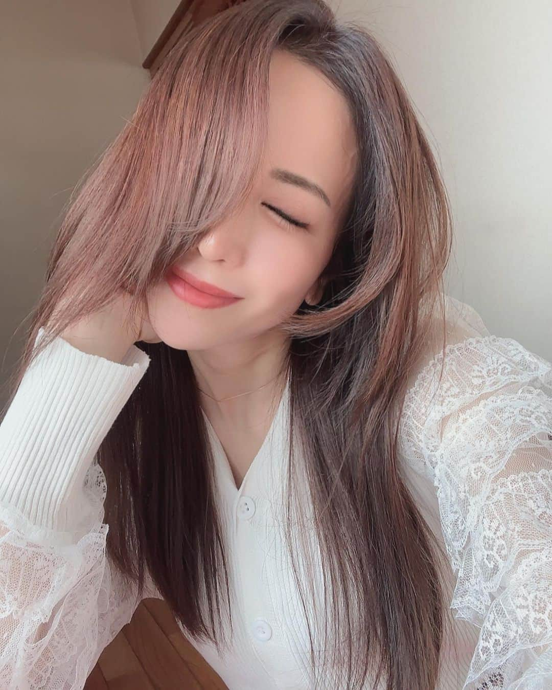 sakiさんのインスタグラム写真 - (sakiInstagram)「@harada.hair お任せ🩵 カラーは4つに色分けという 素晴らしい技術🥺！ ダメージは最小限 奇抜にならない明るさ 前髪はセットしやすく短め 髪はロングにしたい  を全て叶えてくれて ありがとうございます🙏」11月17日 23時24分 - saki_0806