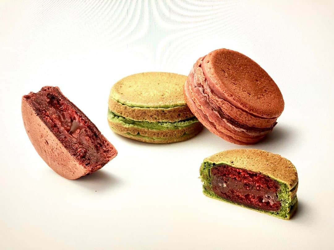 青木定治のインスタグラム：「久々の東京焼きマカロンショコラTOKYO YAKI MACARON CHOCOLAT 😃😃！Salon du Chocolat TOKYO にて復活です！ キャラメル！あずき！ お楽しみに！  #sadaharuaoki  #サダハルアオキ #paris #france #パリ　#isetan #tokyo #japon  #アムールデュショコラ #isetan #pastry #蛋糕　#케이크 #macaron #galettedesrois #chocolat  #バレンタイン　#ホワイトデー　 #長野県 #Kyoto #京都　#軽井沢 #karuizawa #salonduchocolat #hankyu #isetan #relaisdeserts #抹茶　#matcha #東京焼きマカロンショコラ#サロンドュショコラ」