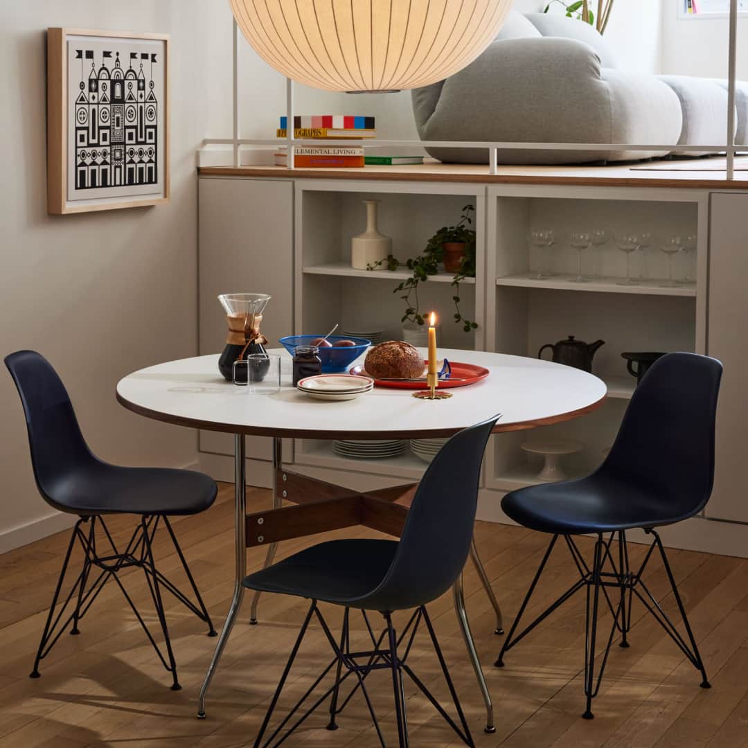 Herman Miller （ハーマンミラー）のインスタグラム：「Our biggest sale of the year is here. Shop now and save 25% in-store and sitewide, including the Eames Lounge Chair and Ottoman, modern decor, and performance seating—from Aeron to Zeph.」