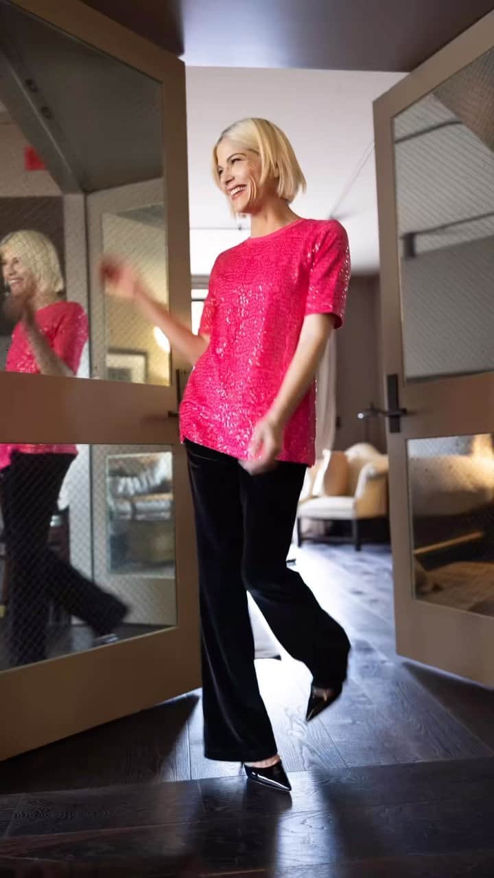 アイザックミズラヒのインスタグラム：「Drop 2 of #IsaacxSelma is here! I designed this collaboration with @ImIsaacMizrahi for @QVC. The collection has accessible and adaptive features and an inclusive size range. Shop now exclusively on QVC! Link in Stories.   Tune in to the on-air debut on 11/20 at 6pm ET with @shawnkillingerqvc, and join us for a pre-show chat with me, Isaac, and @patjamesdementriqvc streaming live on QVC.com and QVC’s social channels at 4:30pm ET.  Video Description: Selma Blair walks outside on the sidewalk with service dog, Scout. The video transitions into multiple photos of Selma wearing her newest accessible pieces from the Isaac Mizrahi Live! × Selma Blair.」