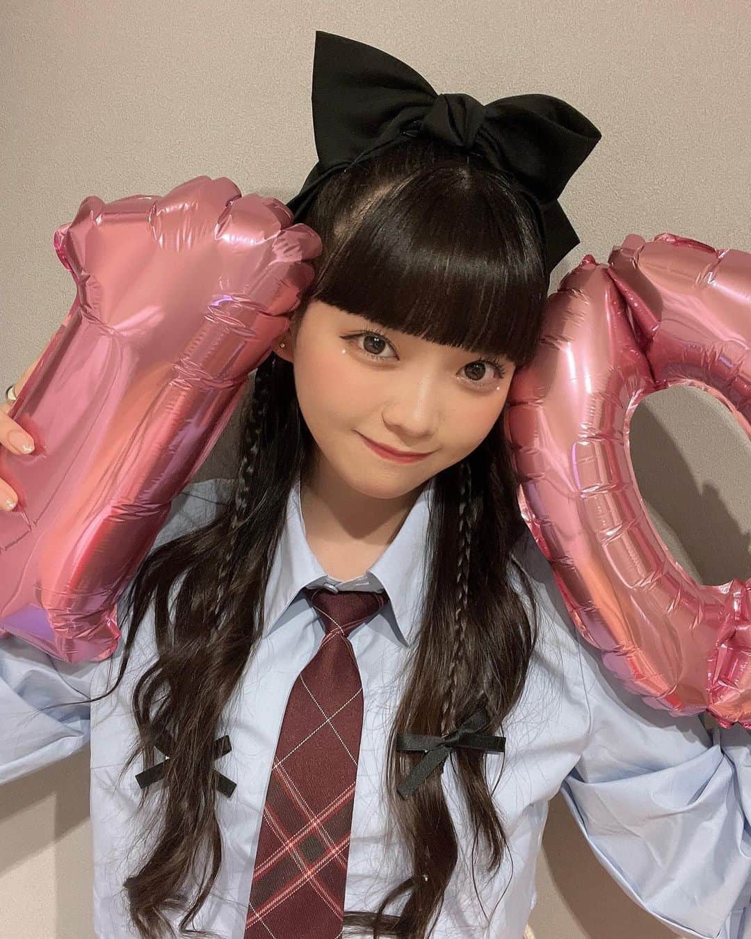 のインスタグラム：「TikTokのフォロワーさんが 10万人になりました✨ ･ 一緒にお祝いしてくださってありがとう😭💕 そして、いつも見てくれてありがとう✨ とっても嬉しいです🥺 これからも頑張ります！ ･ 大きいリボンつけてみた🎀🖤 ･  #TikTok #04  #シャツ #ネクタイ #リボン #ハーフアップ #デカリボン  #ぱっつん前髪  #黒髪ロング #巻き髪 #ootd  #ひめりの私服はこれだ」