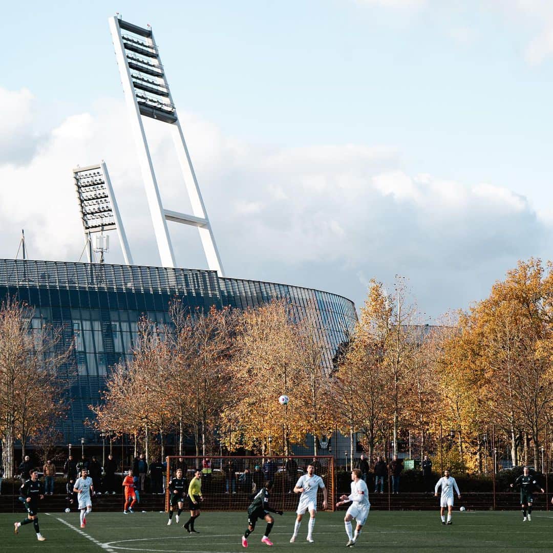 のインスタグラム：「𝙊𝙪𝙩𝙨𝙞𝙙𝙚 / 𝙄𝙣𝙨𝙞𝙙𝙚  ____ #werder #bremen #svw #llgw」
